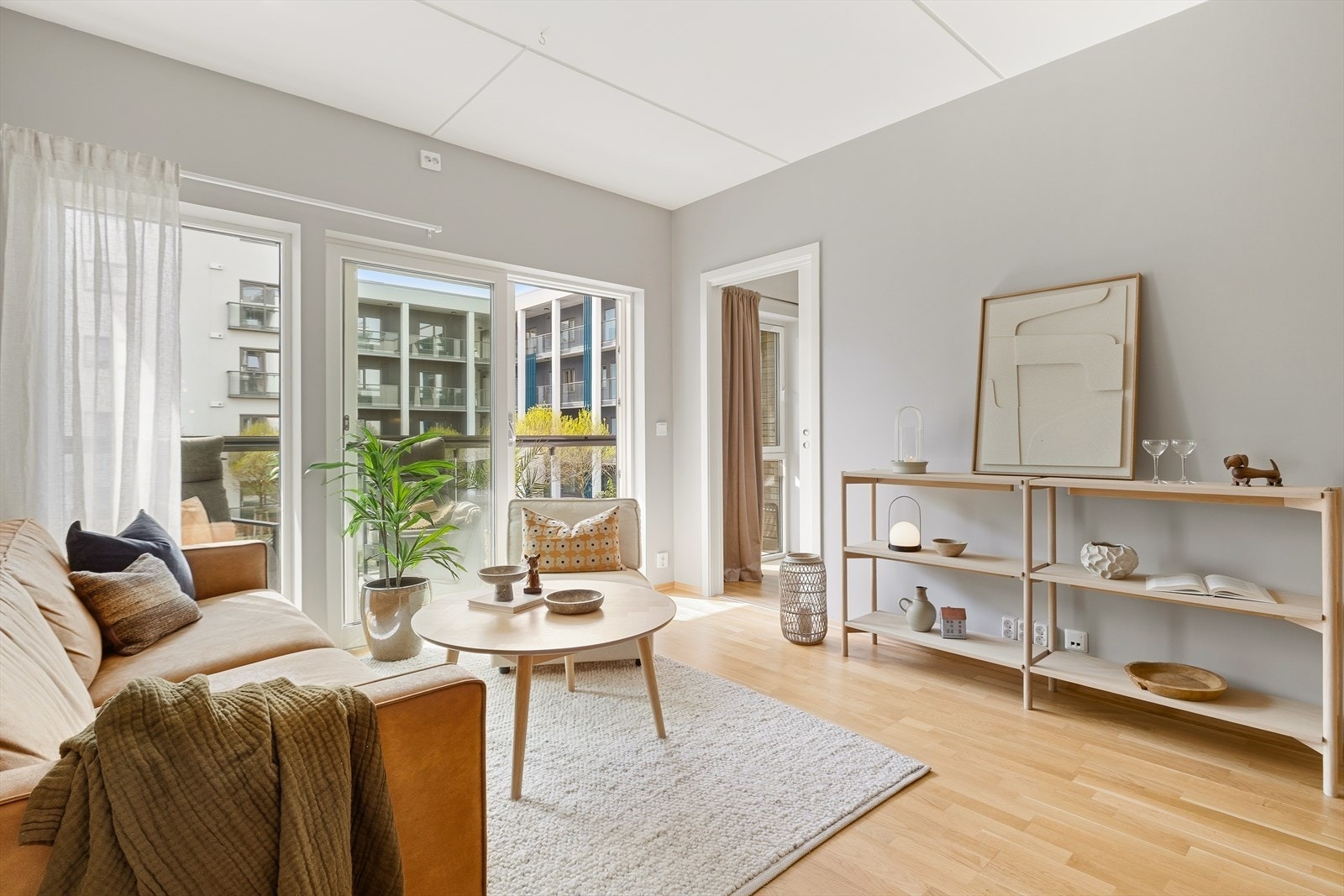 Boligens samlingspunkt består av en åpen løsning mellom kjøkken og stue på 24 m². Stue og kjøkken ble oppmalt i 2023 i en lys og harmonisk fargetone. Galleribilde