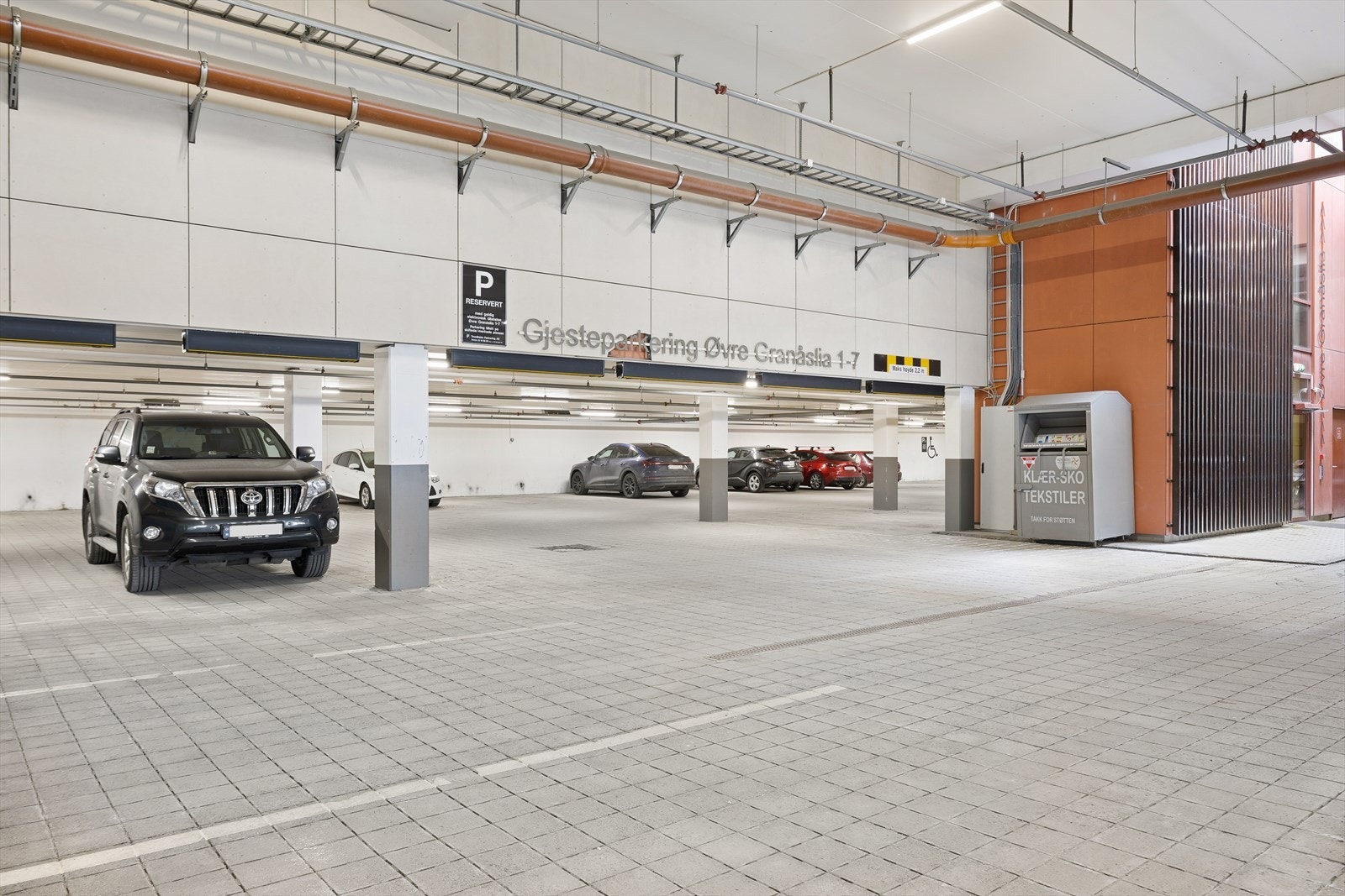 Det er etablert flere felt på Strinda Hageby for gjesteparkering. Fra gjesteparkeringen kan man gå tørrskodd hele veien til leiligheten. Galleribilde