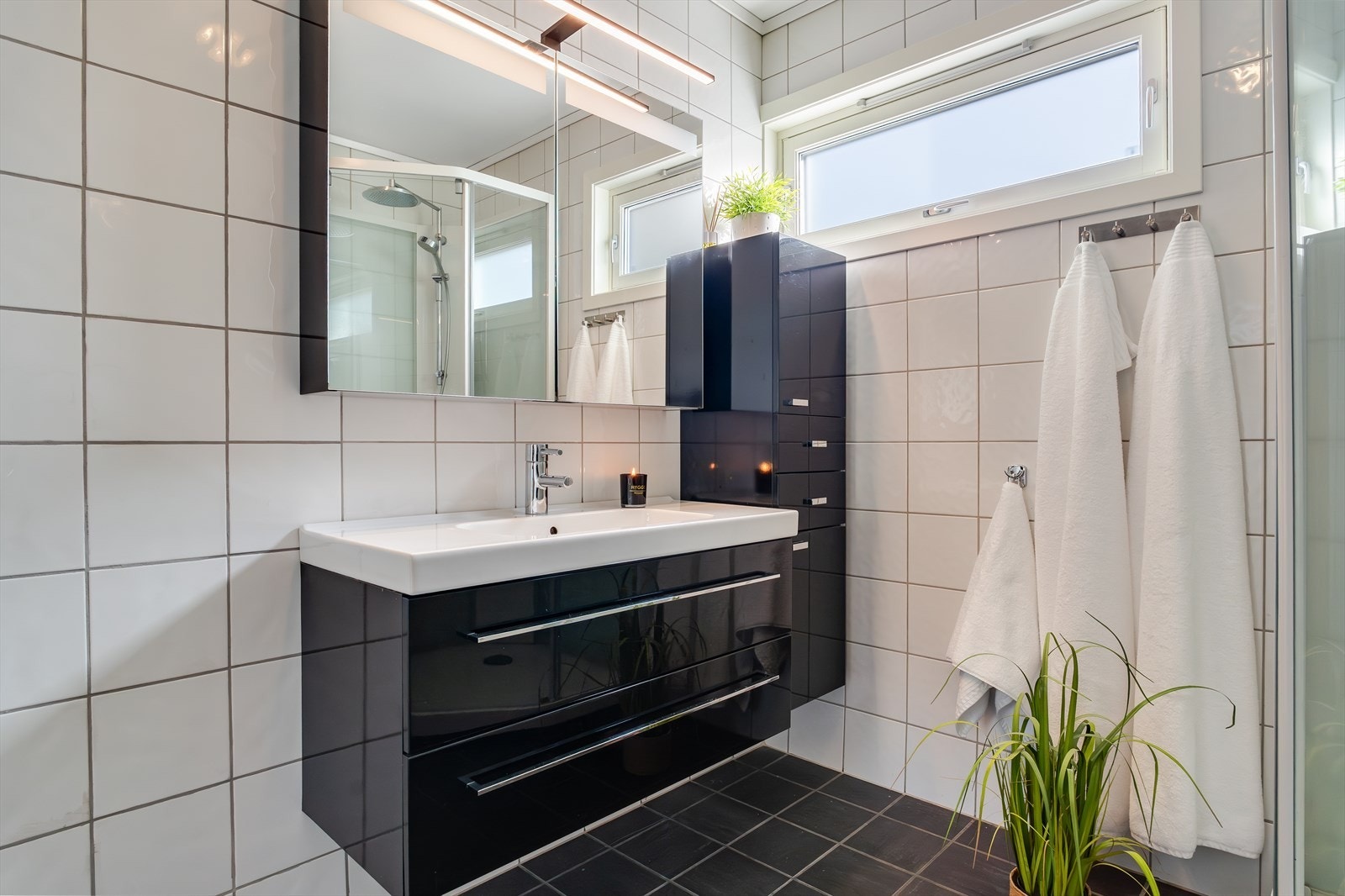 Helfliset pent bad av god størrelse. Her har en god plass til toalettsakene, håndklær m.m. Galleribilde