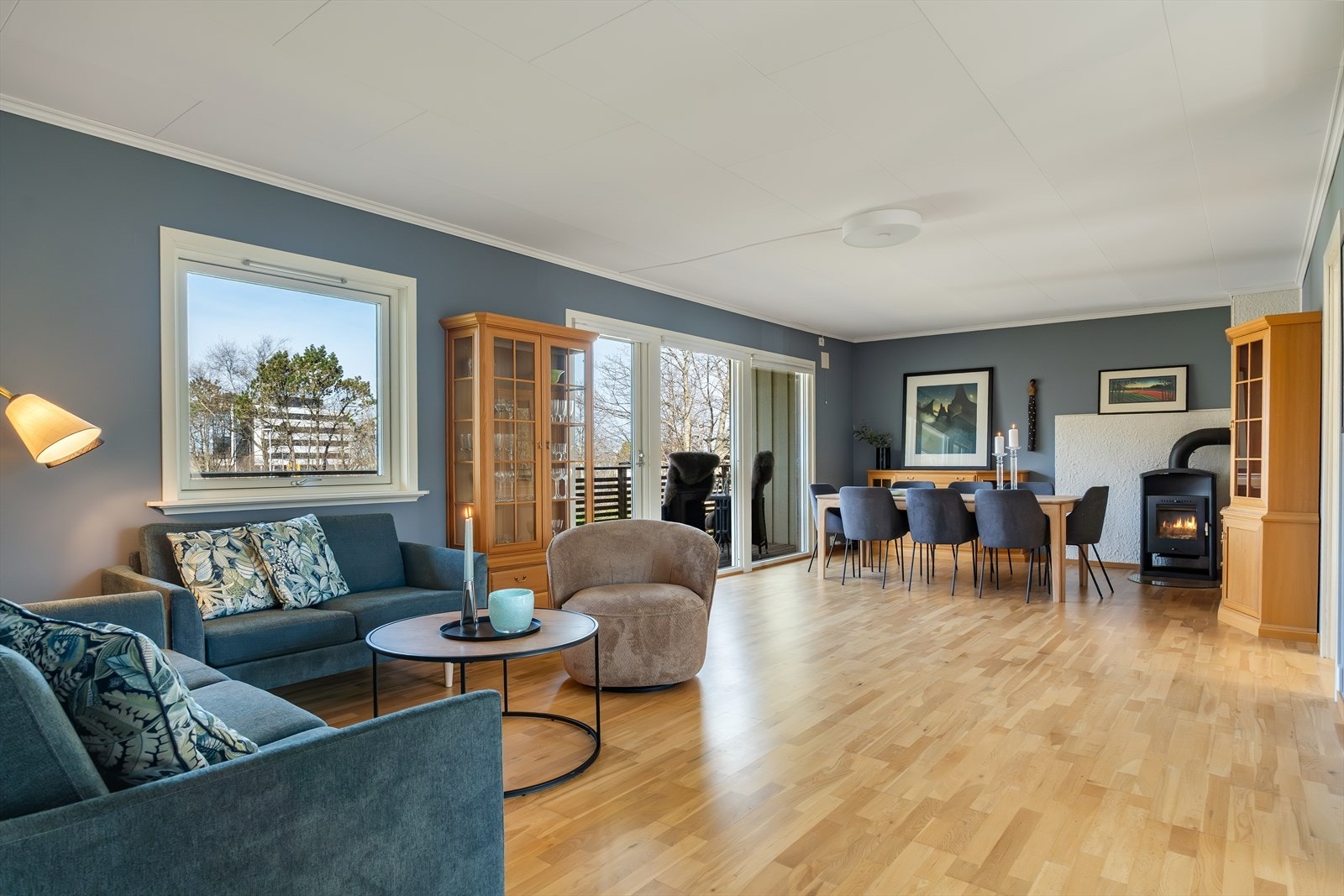 Luftig stue med god plass til sitte- og spisegruppe. Galleribilde