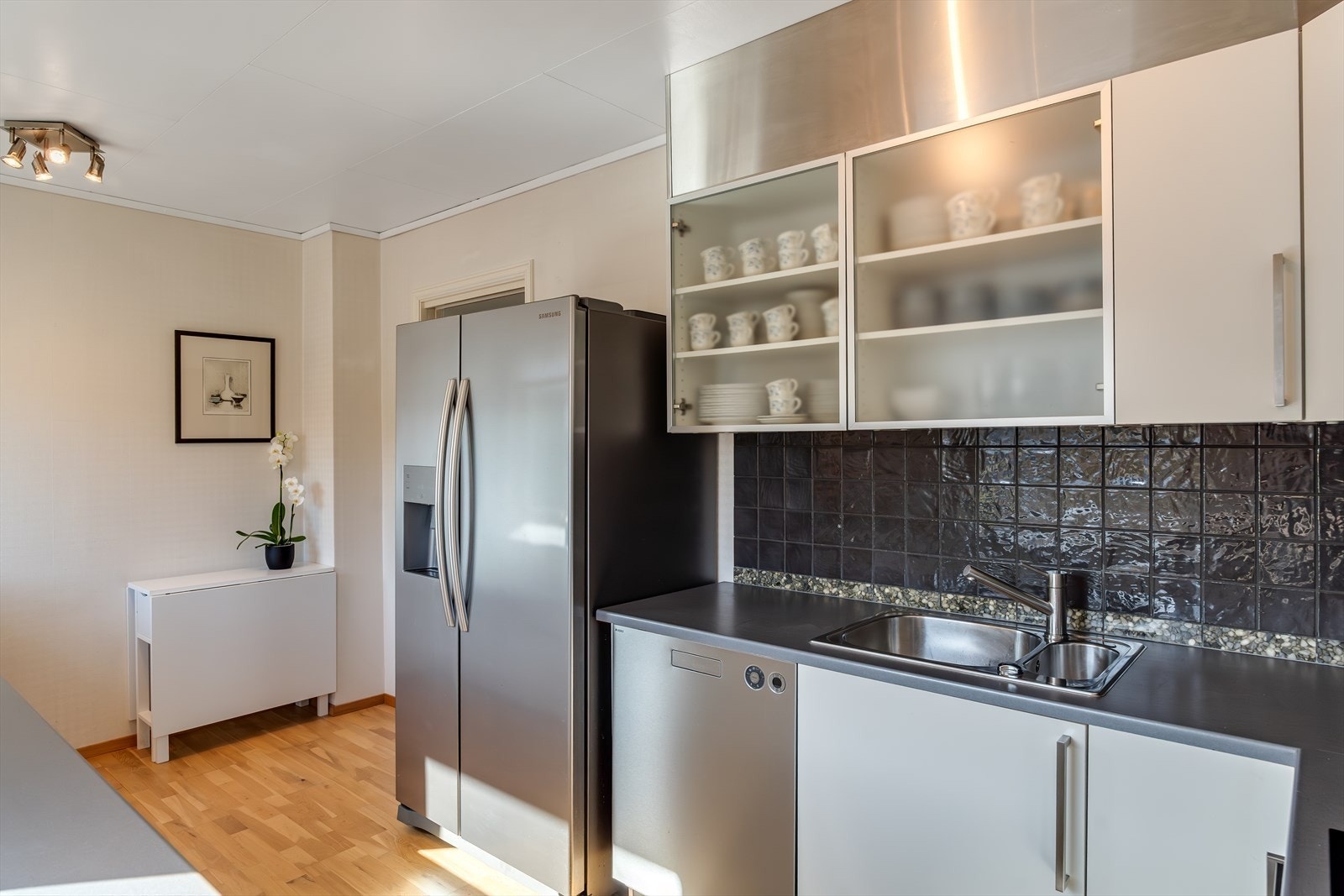 Inneholder stekeovn, steketopp, vifte, oppvaskmaskin og vask. Galleribilde