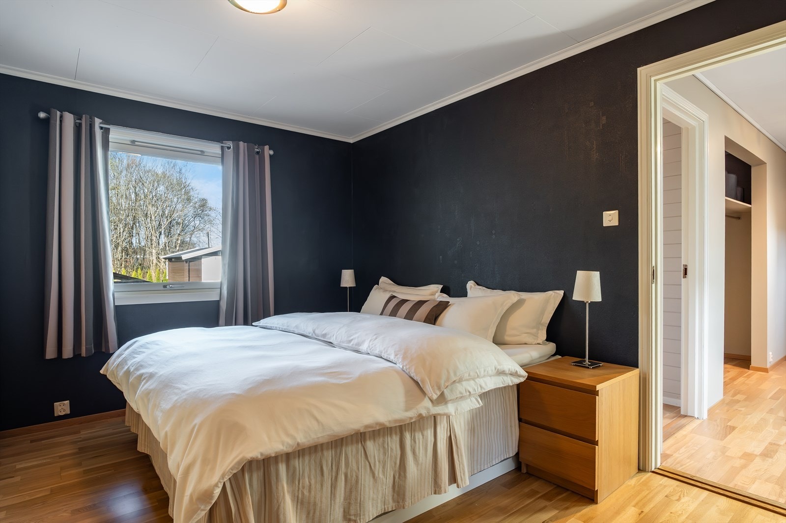 Hovedsoverom med plass til stor seng, nattbord m.m. Galleribilde