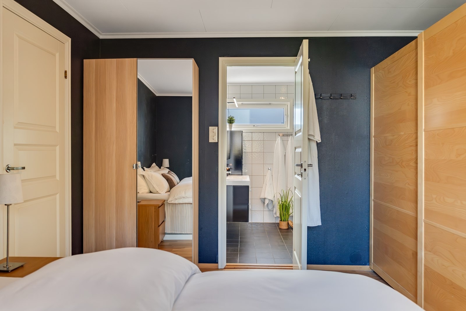 Hovedsoverom har adgang til eget bad. Galleribilde