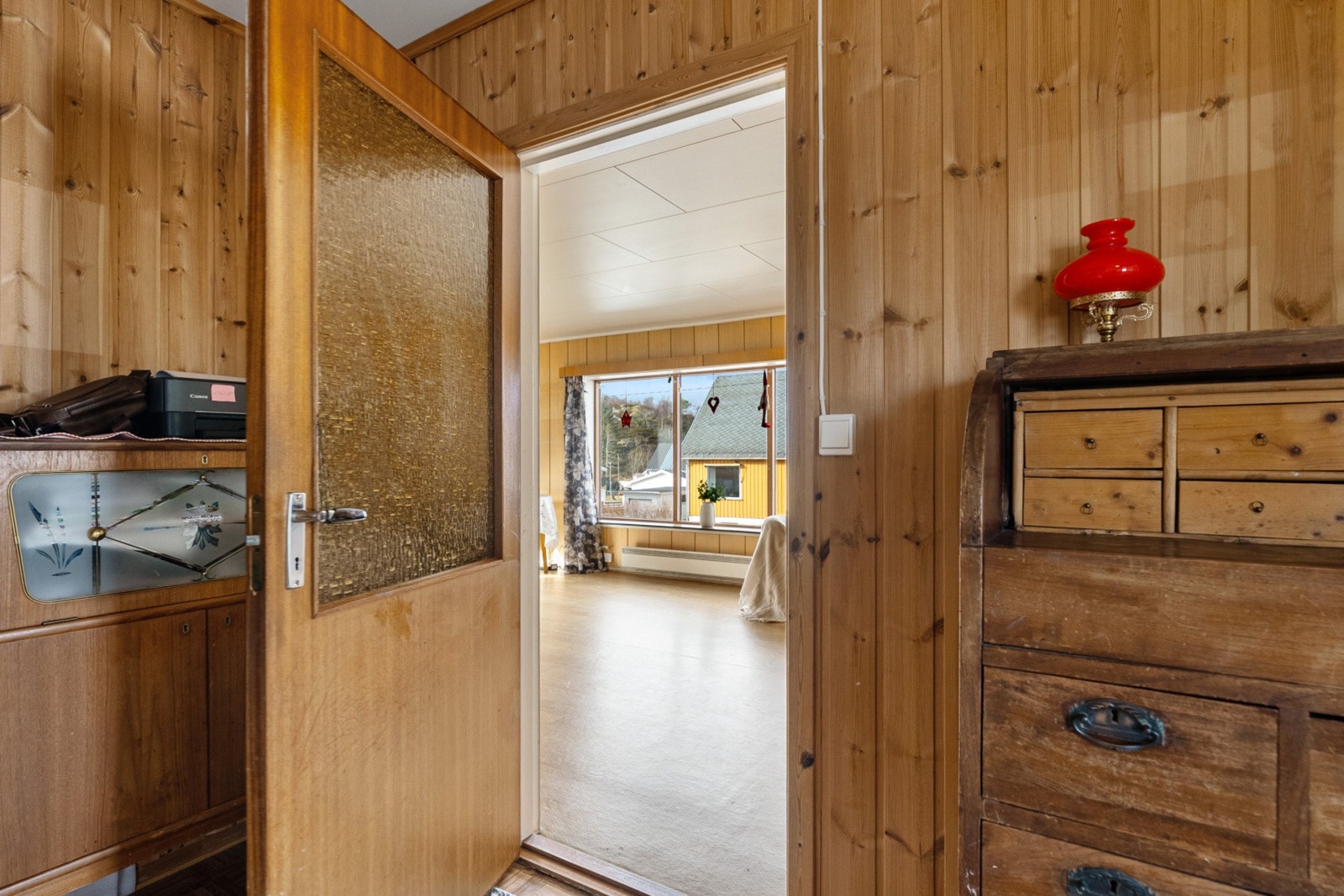 Fra gangen kommer du inn til leilighetens oppholdsrom. Galleribilde