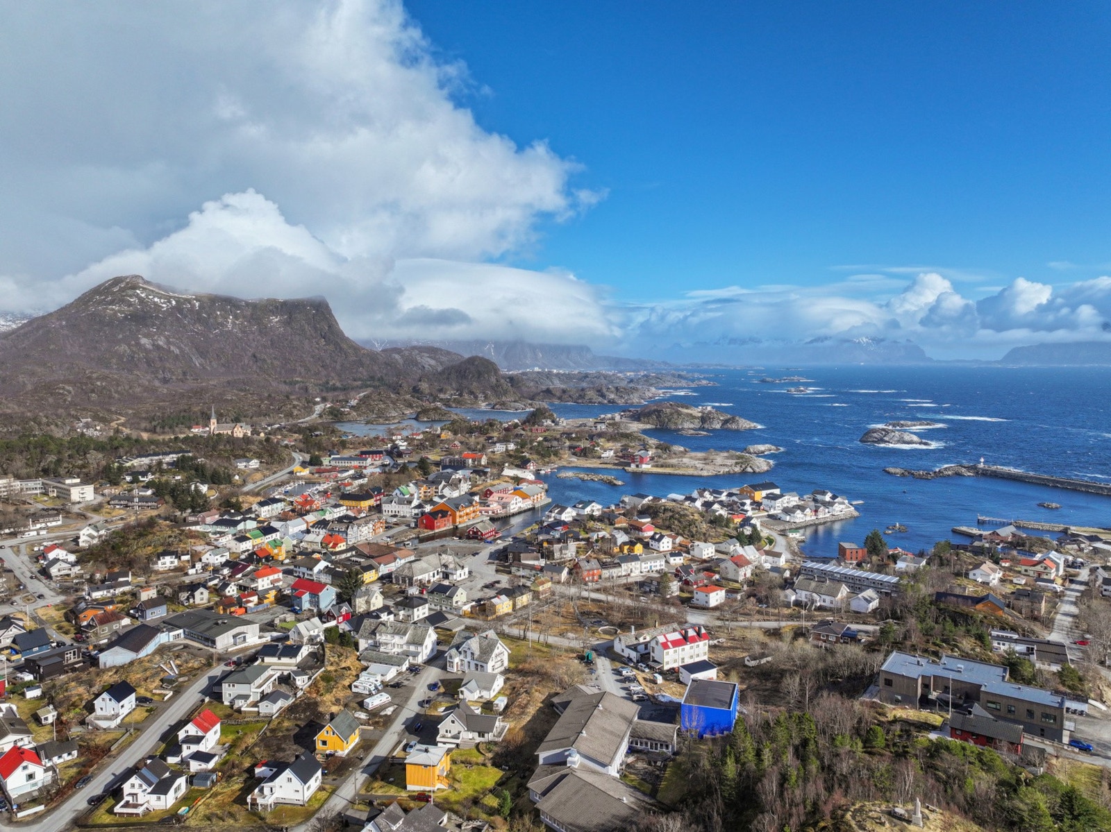 Her finnes blant annet dagligvarebutikk som Coop Extra, ca. 300 meter fra boligen. For et utvidet servicetilbud er det en kort kjøretur til Svolvær. Galleribilde