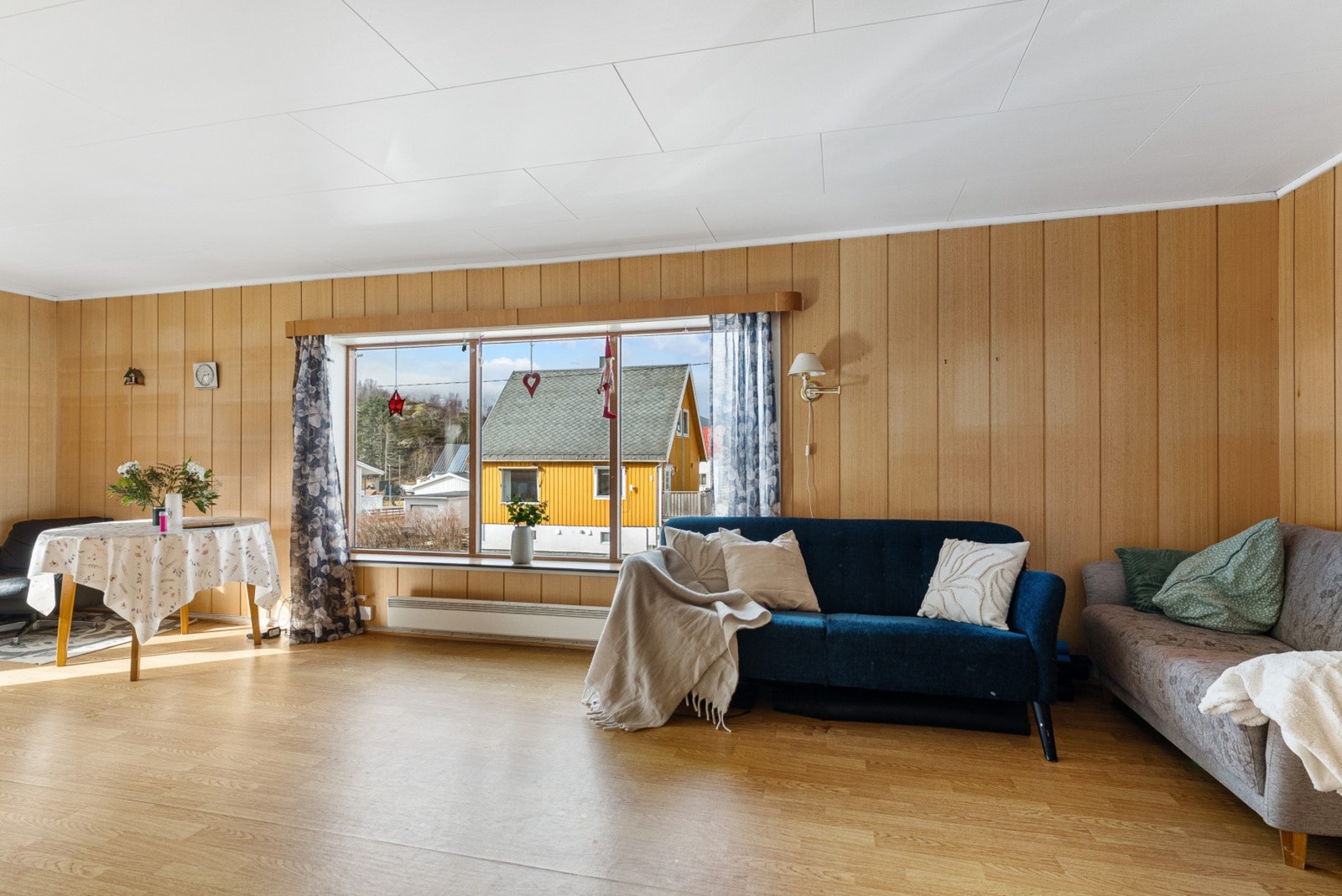 Stor stue med god plass til flere sittegrupper. Galleribilde