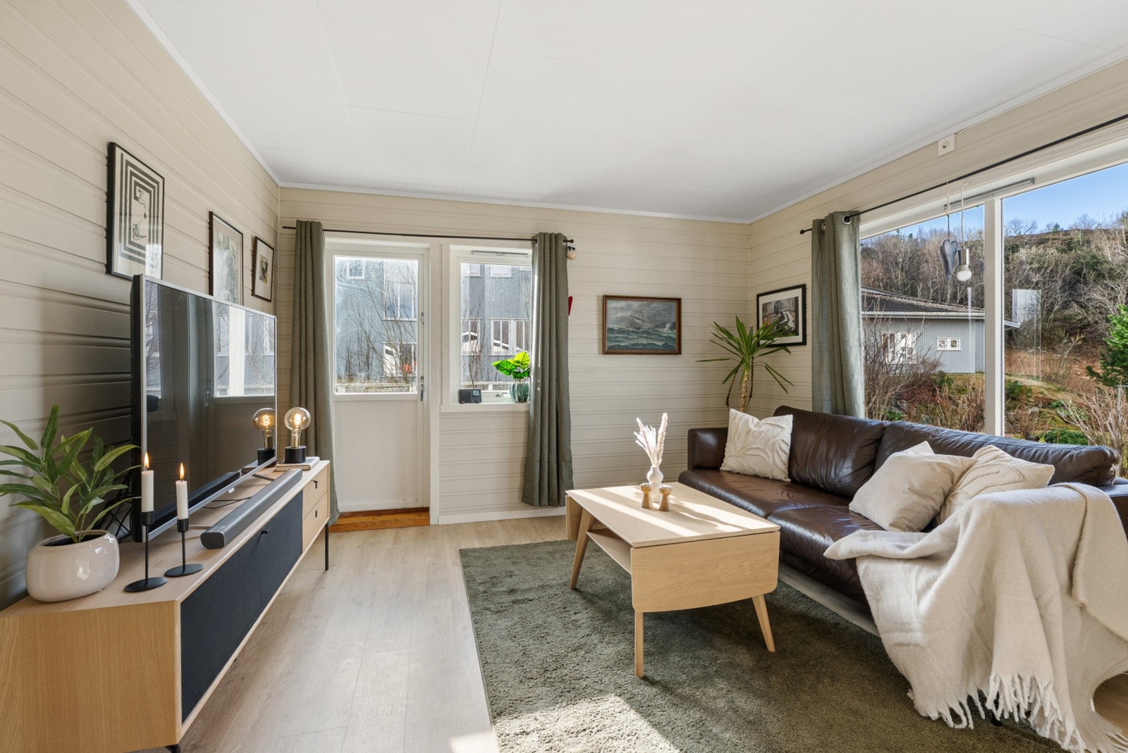 Fra stuen er det direkte utgang til terrassen. Galleribilde