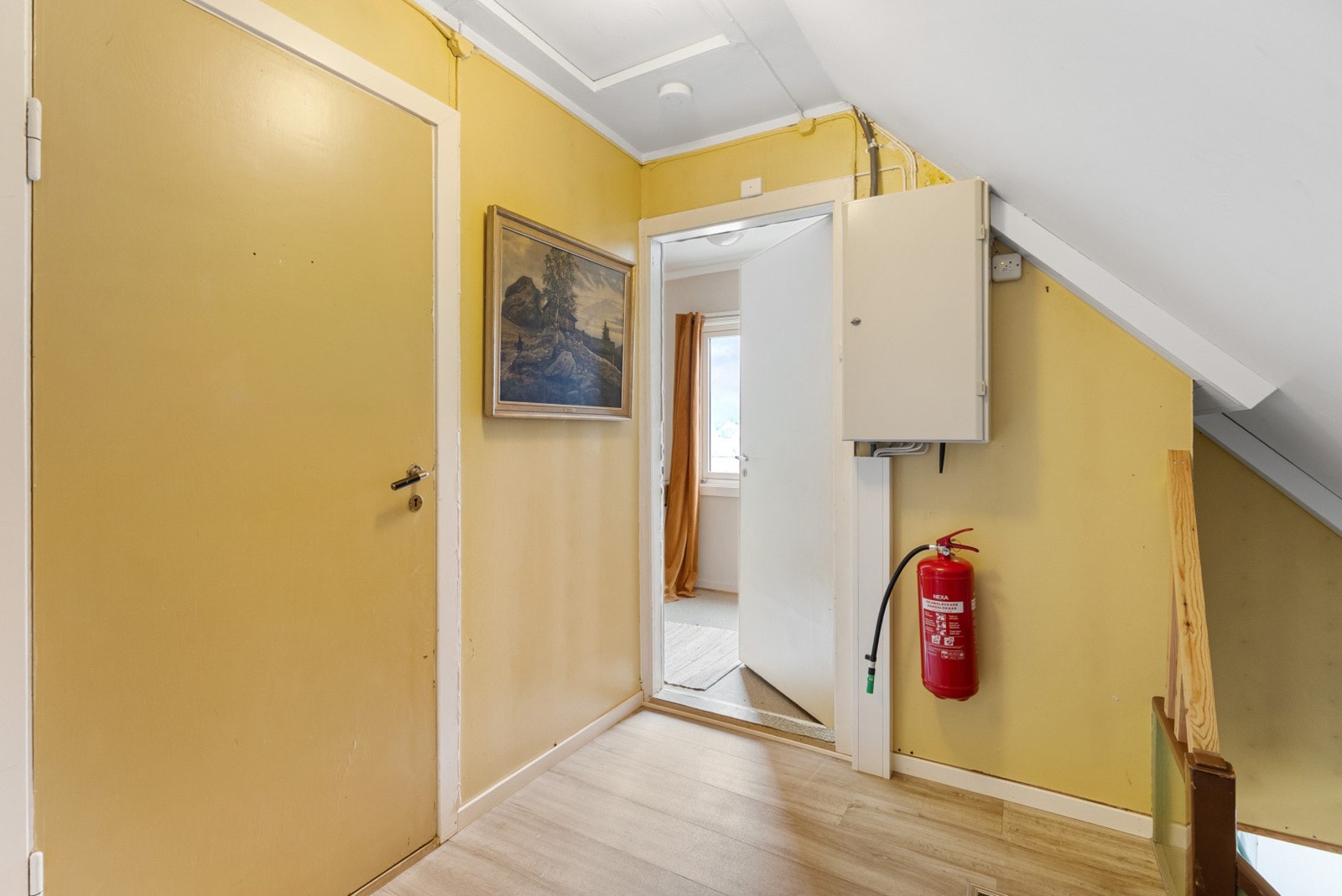 Trappen fører videre opp til det innredede loftet. Galleribilde
