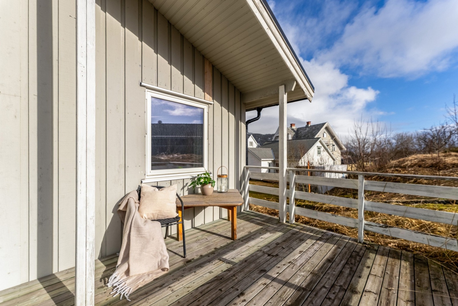 En romslig terrasse med gode møbleringsmuligheter. Galleribilde