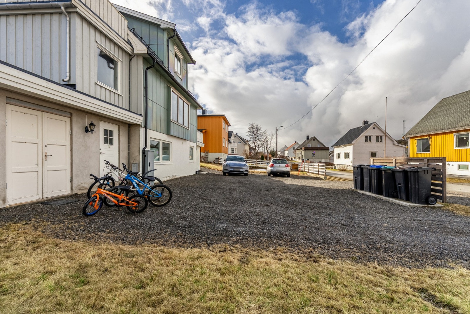 Det er god plass til parkering på egen tomt. Galleribilde