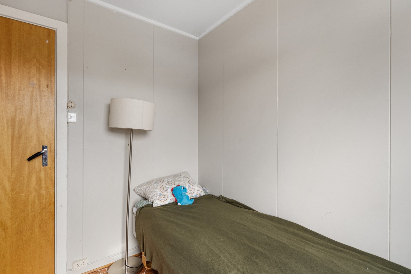 Soverom med plass til seng og oppbevaring. Galleribilde