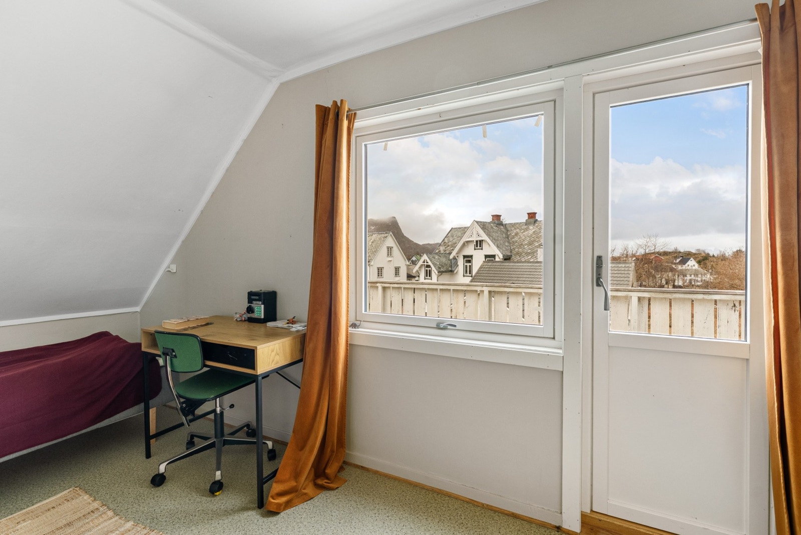 Loftstue/soverom med utgang til egen balkong. Galleribilde