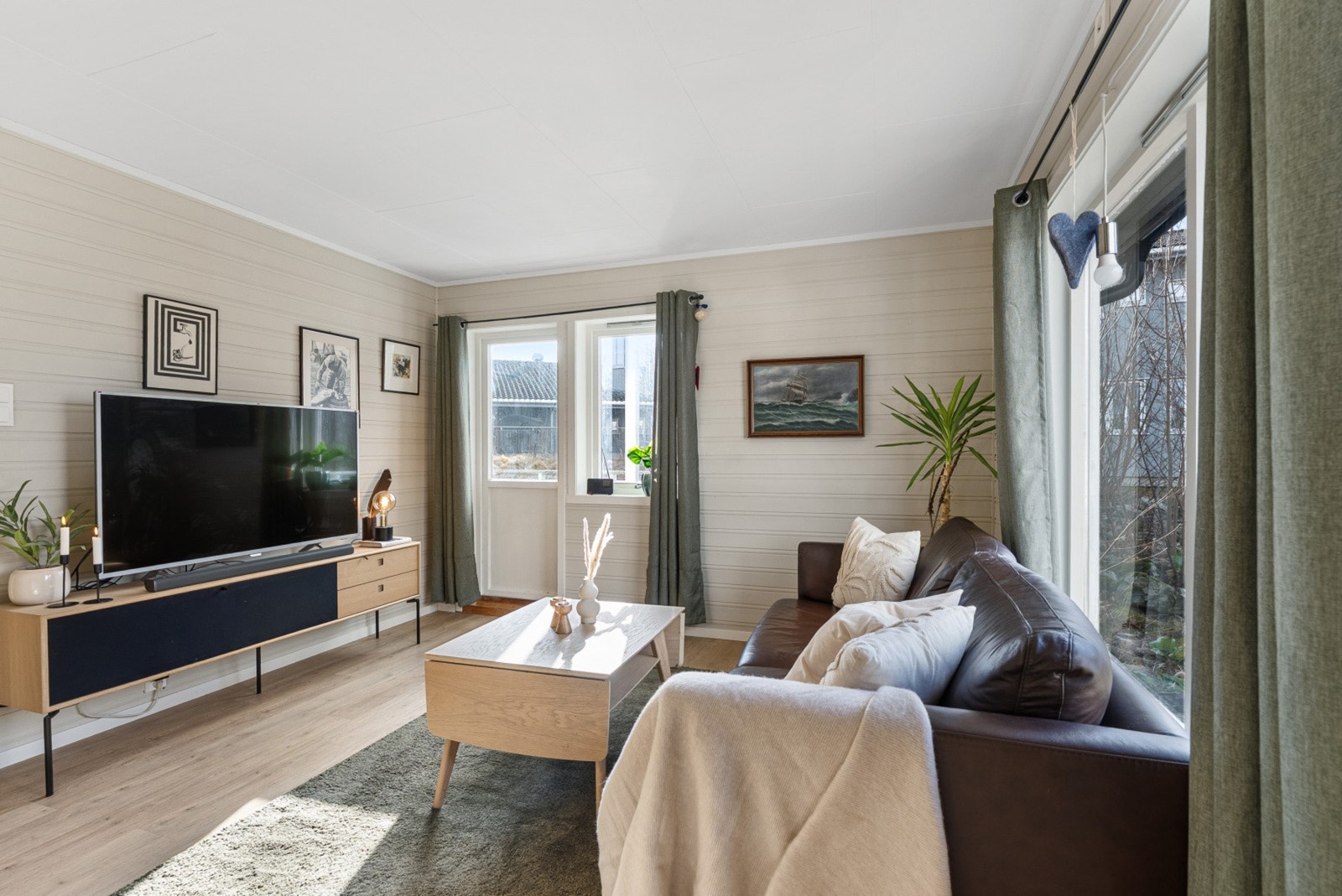 Stuen har en god planløsning og plass til sofagruppe. Galleribilde
