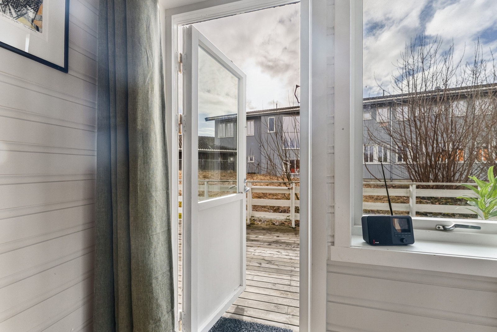 Døren ut til terrassen slipper inn mye dagslys. Galleribilde