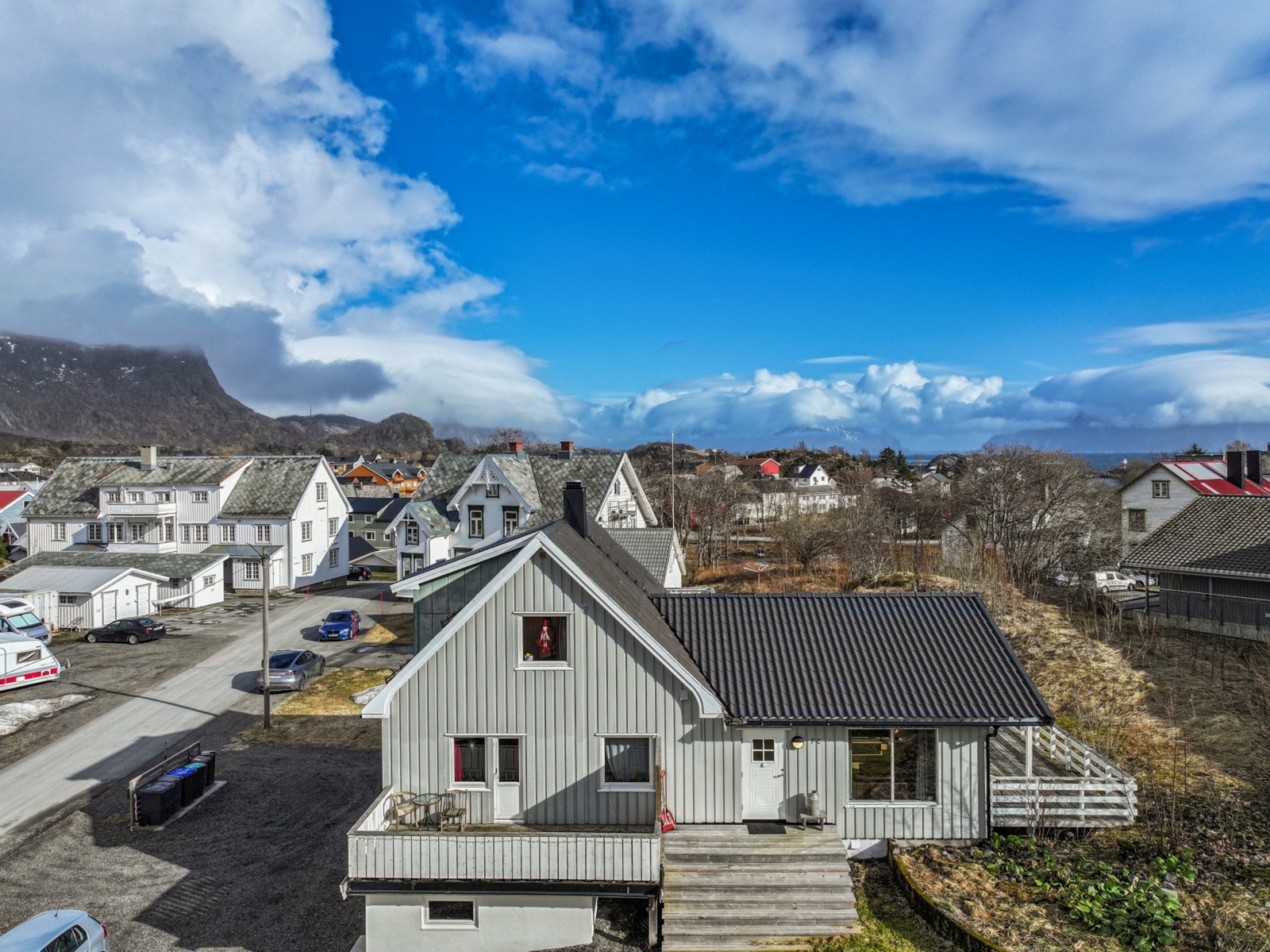 Dette er en innholdsrik eiendom med tre selveierleiligheter. Galleribilde