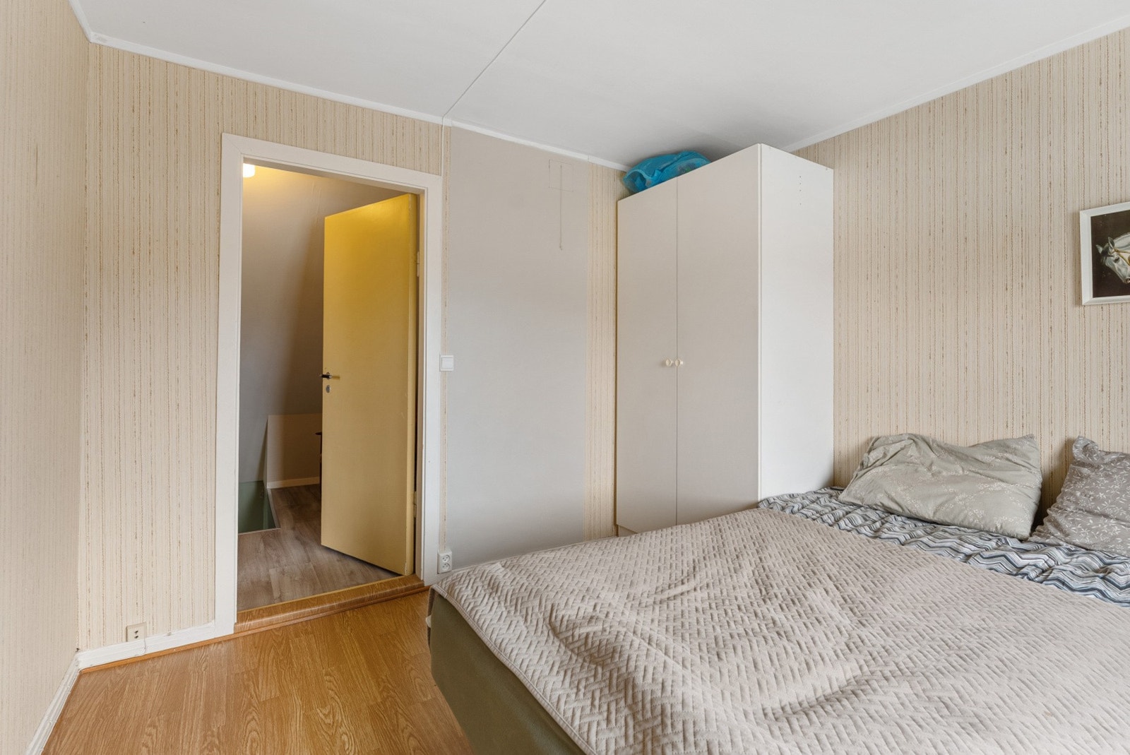 God plass til seng og garderobe på soverommet. Galleribilde