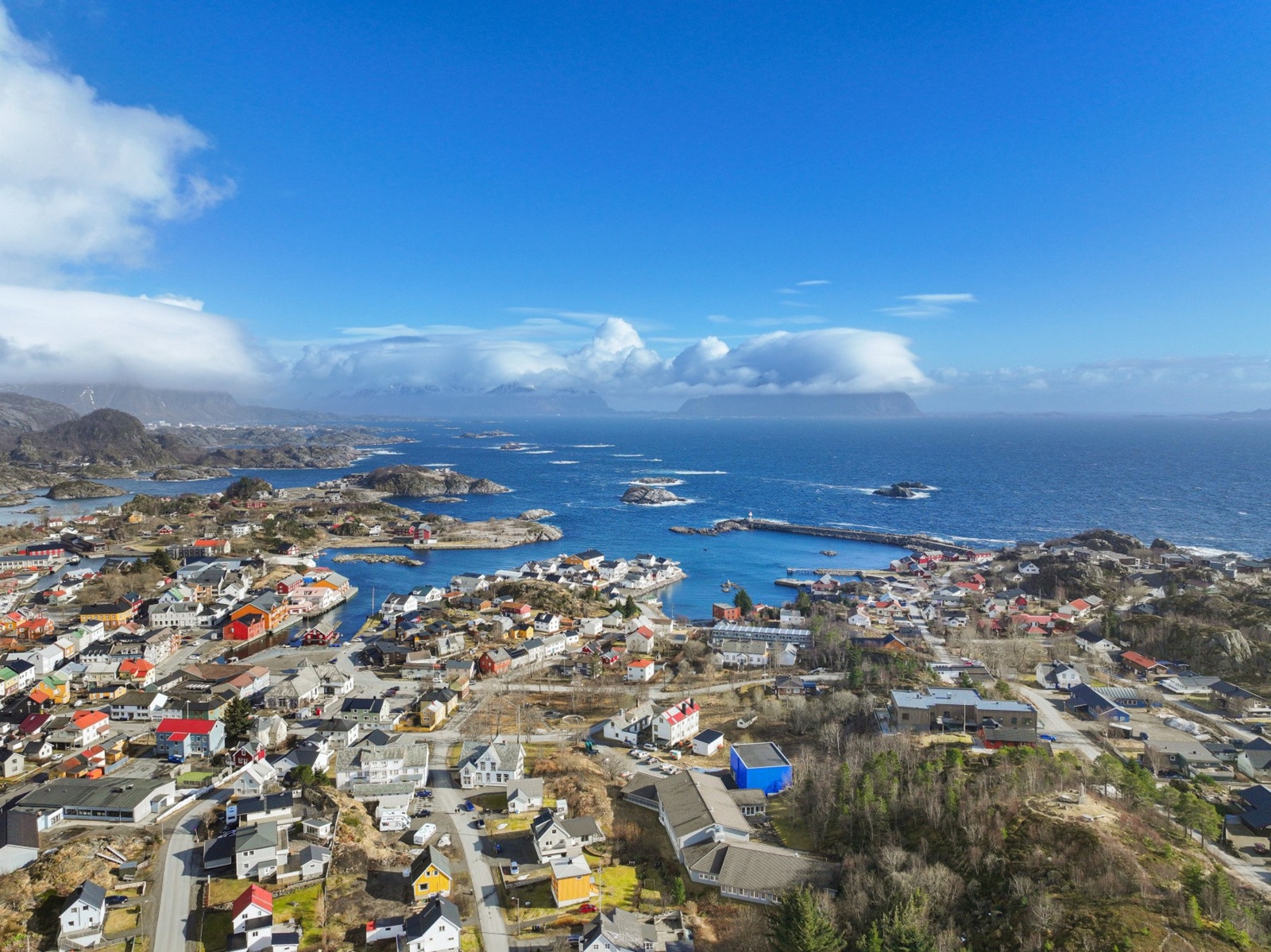 For barnefamilier kan området tilby flere skoler. Aust-Lofoten videregående skole ligger kun ca. 200 meter fra eiendommen. Kabelvåg skole, som dekker 1. til 10. trinn, befinner seg i en avstand på ca. 1,3 km. Galleribilde