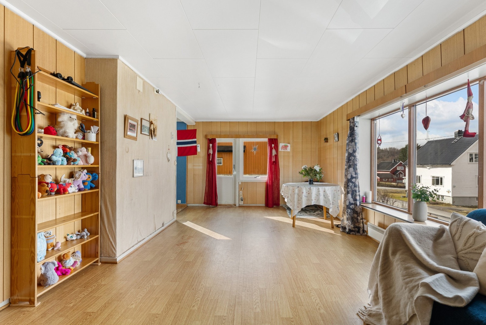 De store vindusflatene gir stuen en lys og luftig atmosfære. Galleribilde