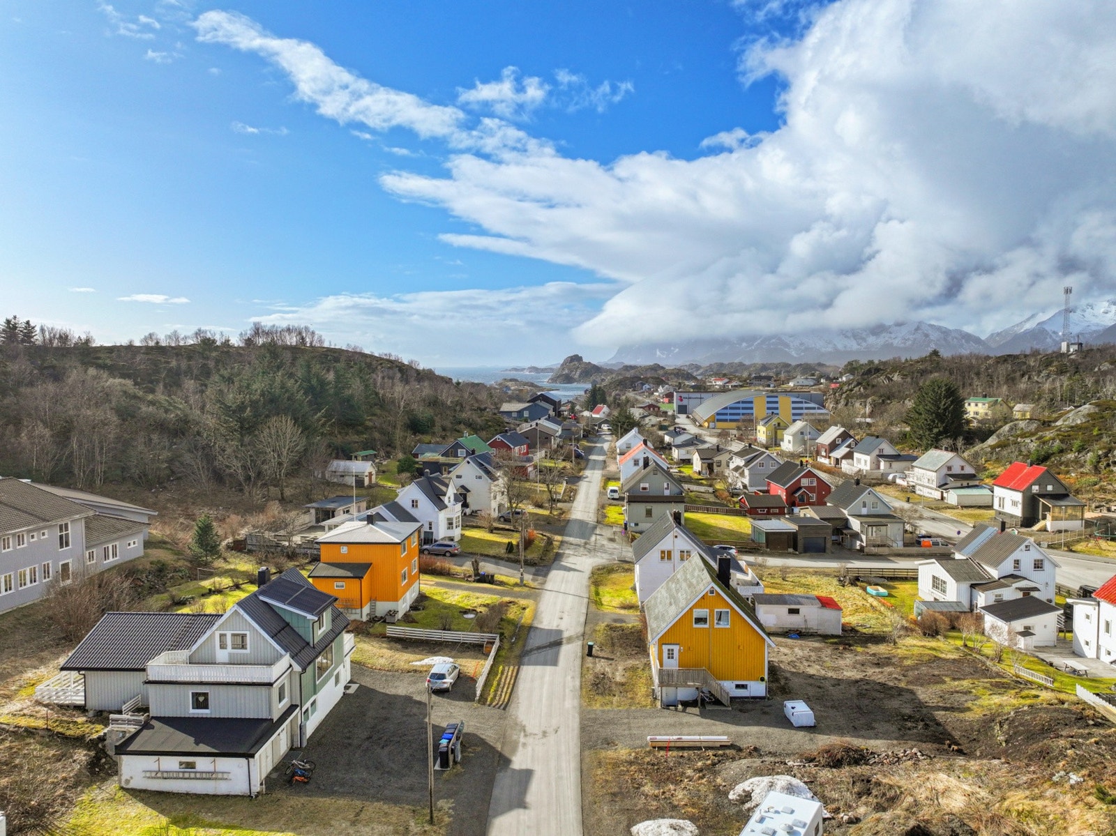 Fra eiendommen er det kort gangavstand til Kabelvåg sentrum, som ligger ca. 200 meter unna. Galleribilde