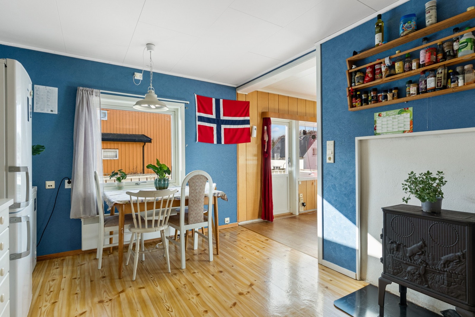 Vedovnen i stuen gir ekstra varme og hygge. Galleribilde