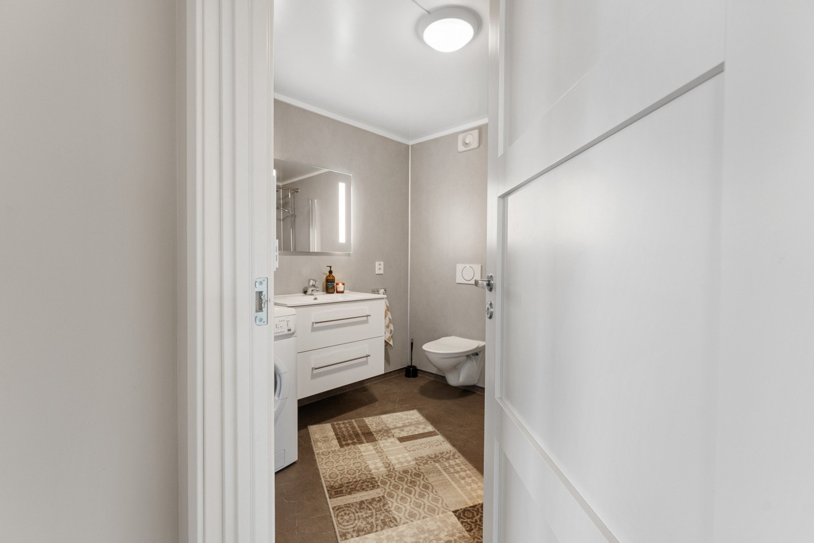 Inngang til badet fra gangen. Galleribilde