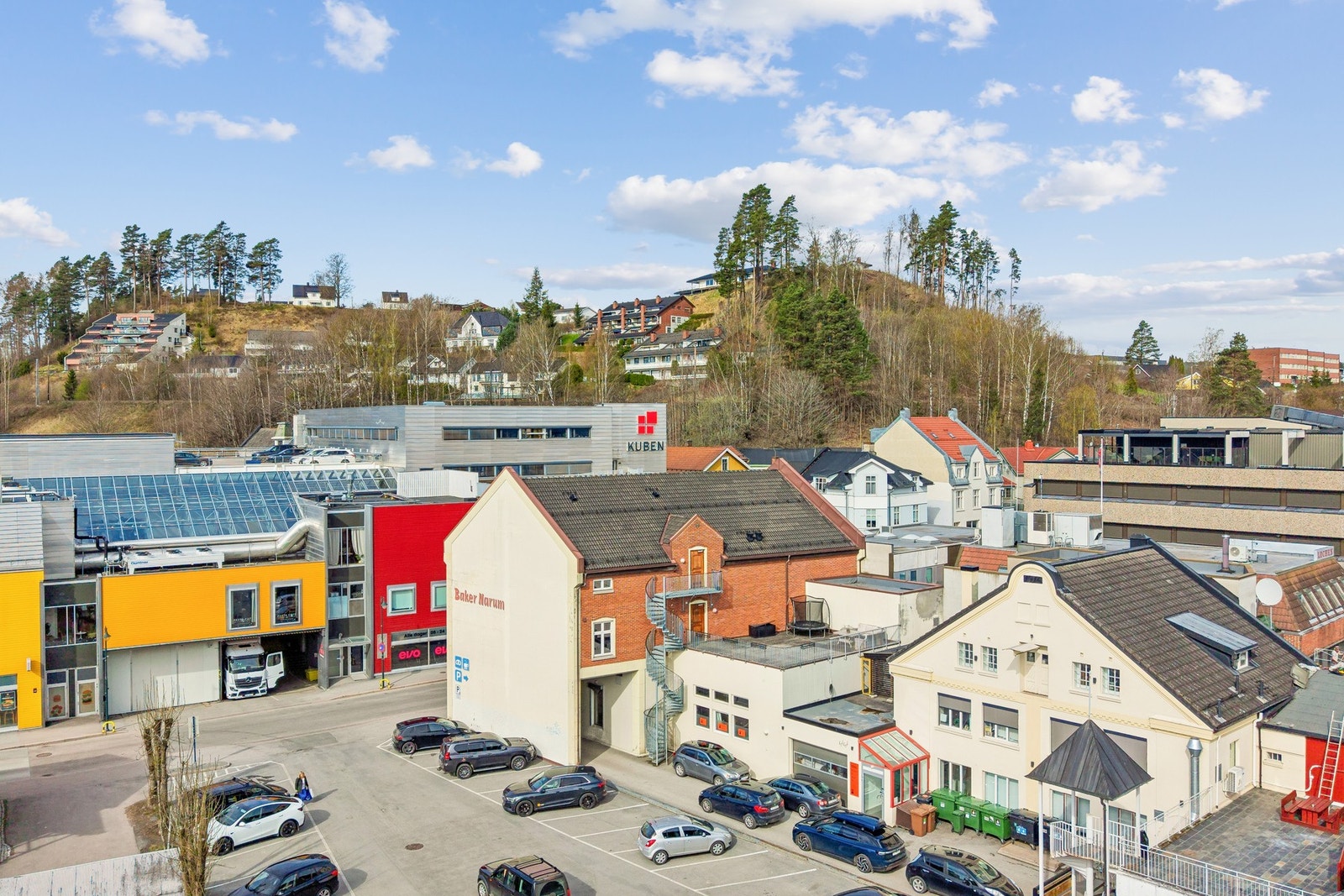 Sameiet med Kuben kjøpesenter rett over gata Galleribilde