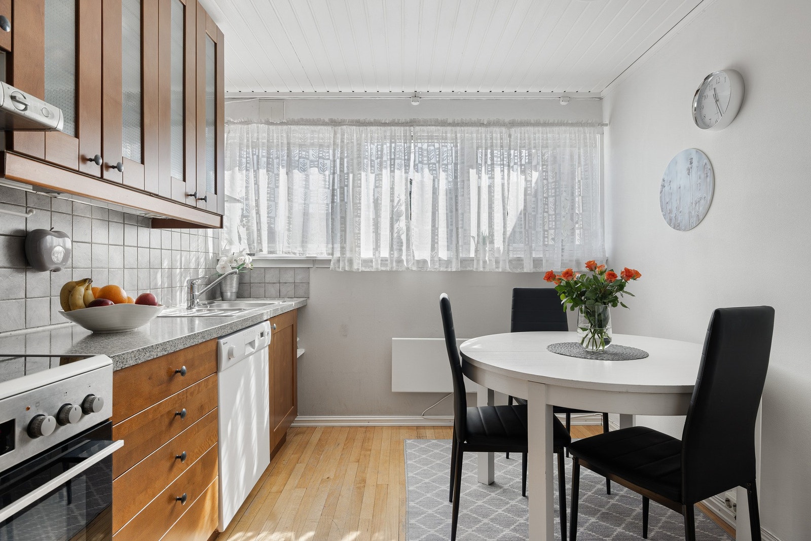 Kjøkkenet fremstår som funksjonelt og innbydende, med brune profilerte fronter og laminert benkeplate. Galleribilde