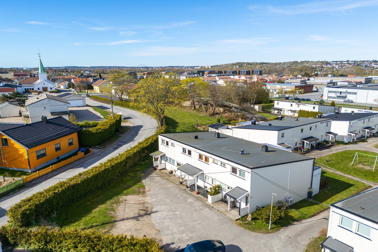 Her får du et romslig enderekkehus over fire halvplan med familievennlig planløsning og flere uteplasser. Galleribilde
