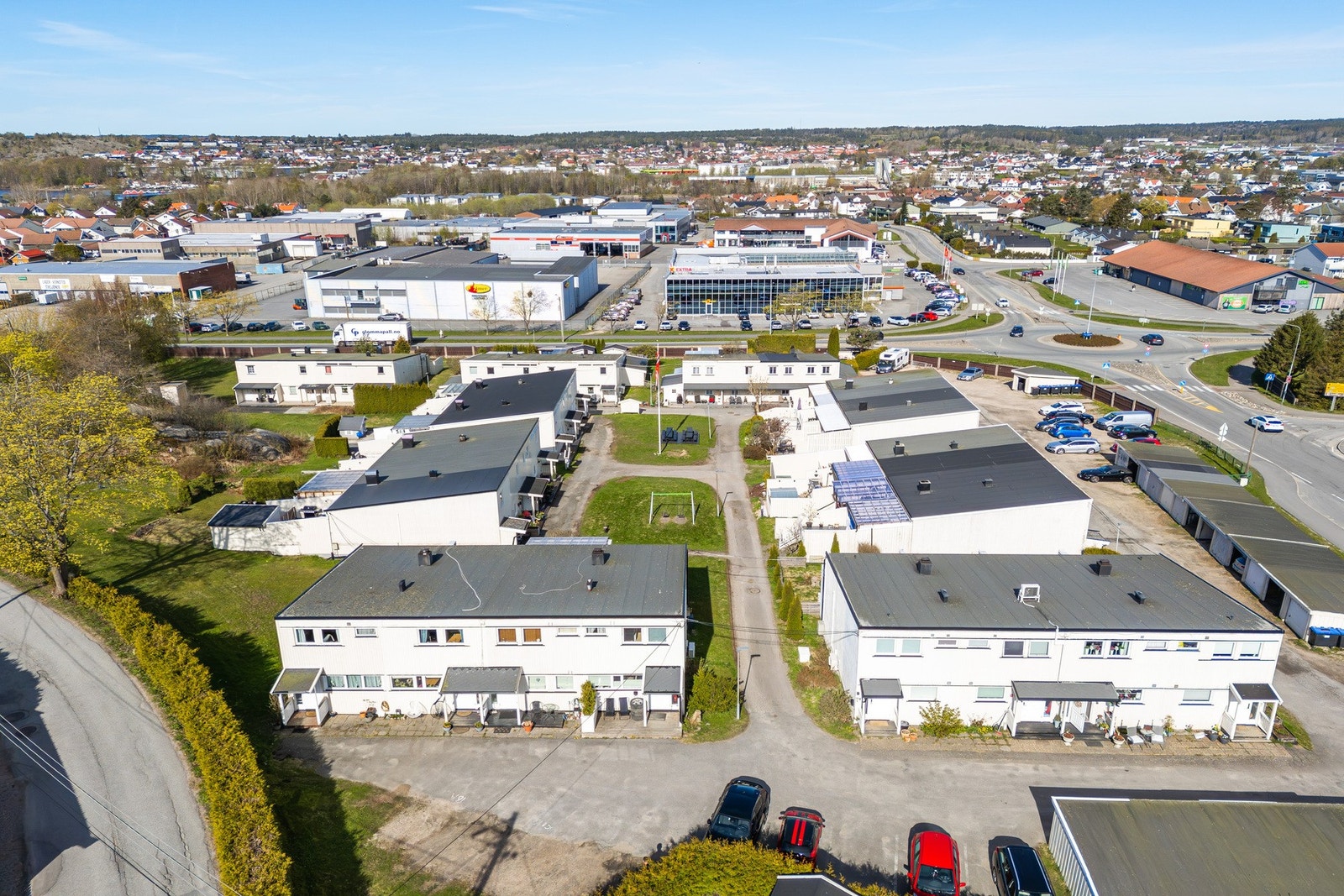Samtidig har man en sentral beliggenhet med nærhet til både byliv, servicetilbud og kollektivtransport - en kombinasjon som gjør dette til et svært attraktivt sted å bo. Galleribilde