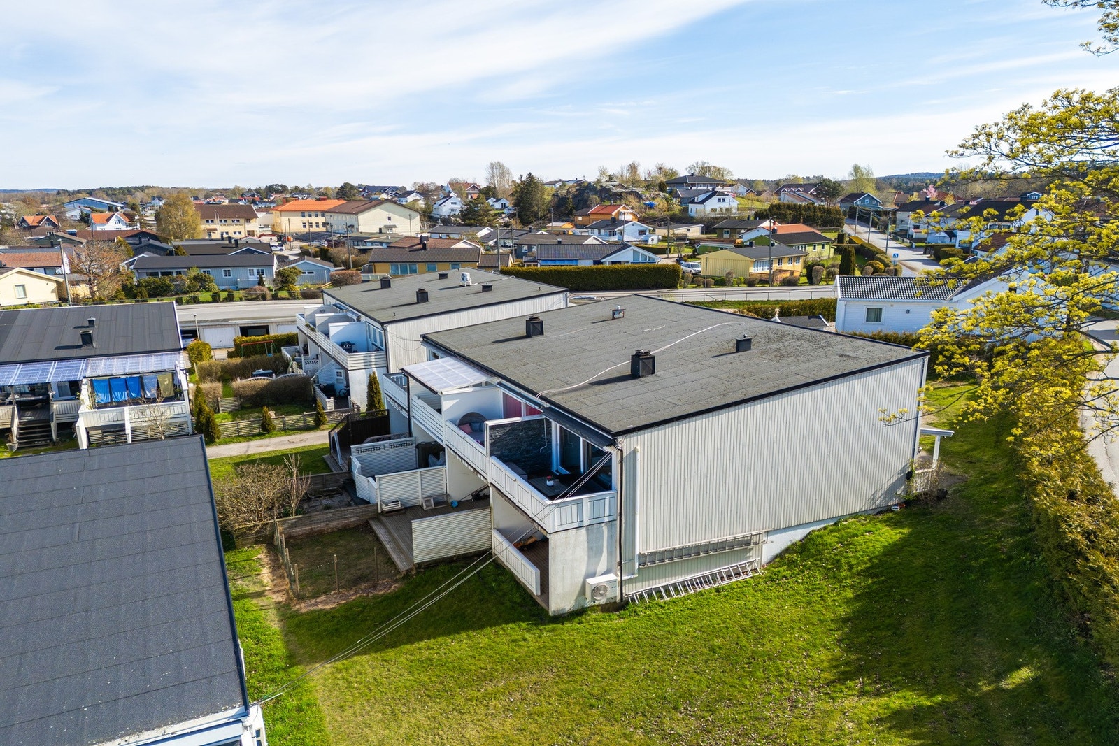 Boligen ligger skjermet til i et rolig boligområde med lite trafikk og begrenset innsyn, noe som gir gode rammer for en trygg og behagelig hverdag. Galleribilde