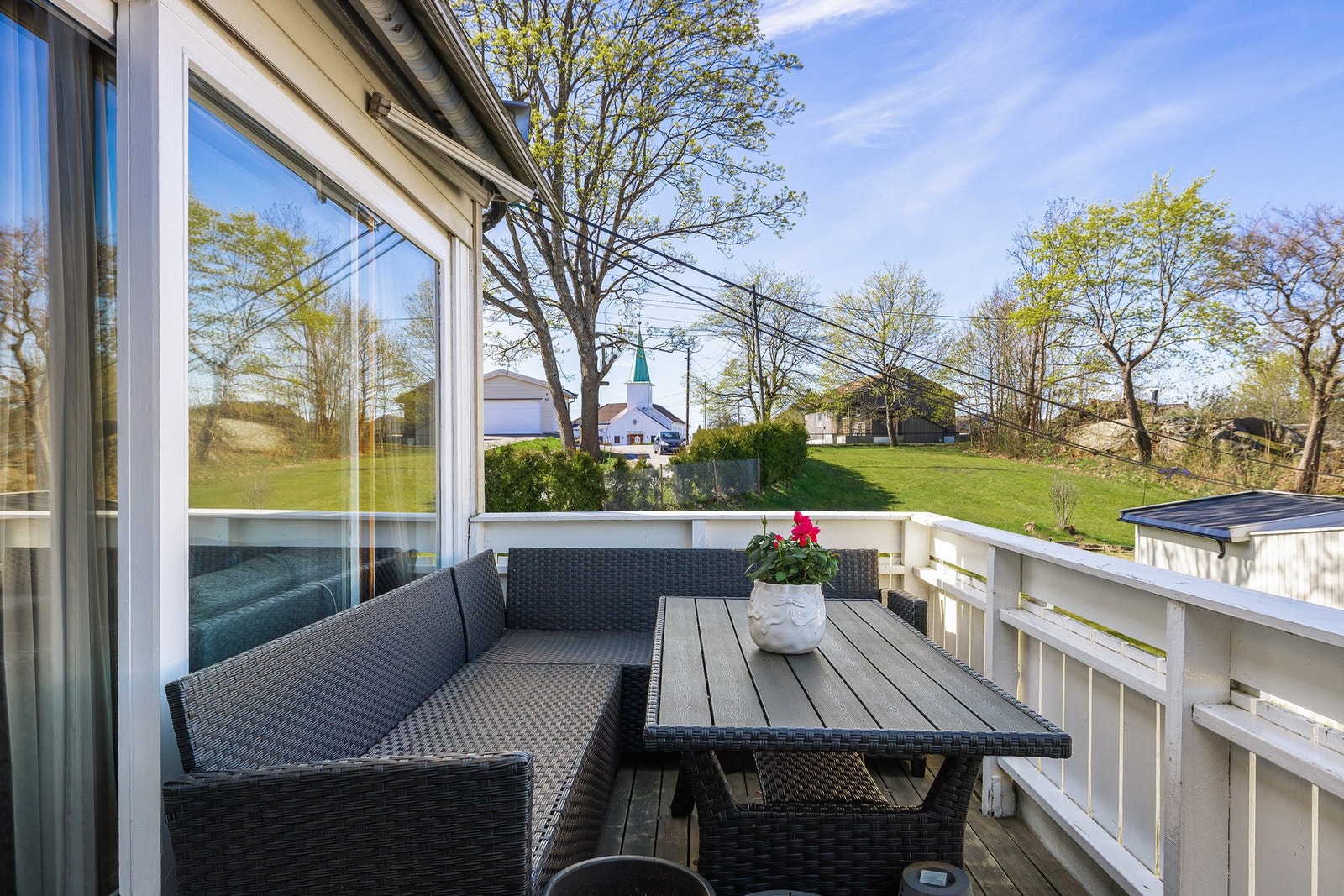Balkongen fungerer som en naturlig forlengelse av stuen på varme dager, med plass til sittegruppe og eventuelt grill. Galleribilde