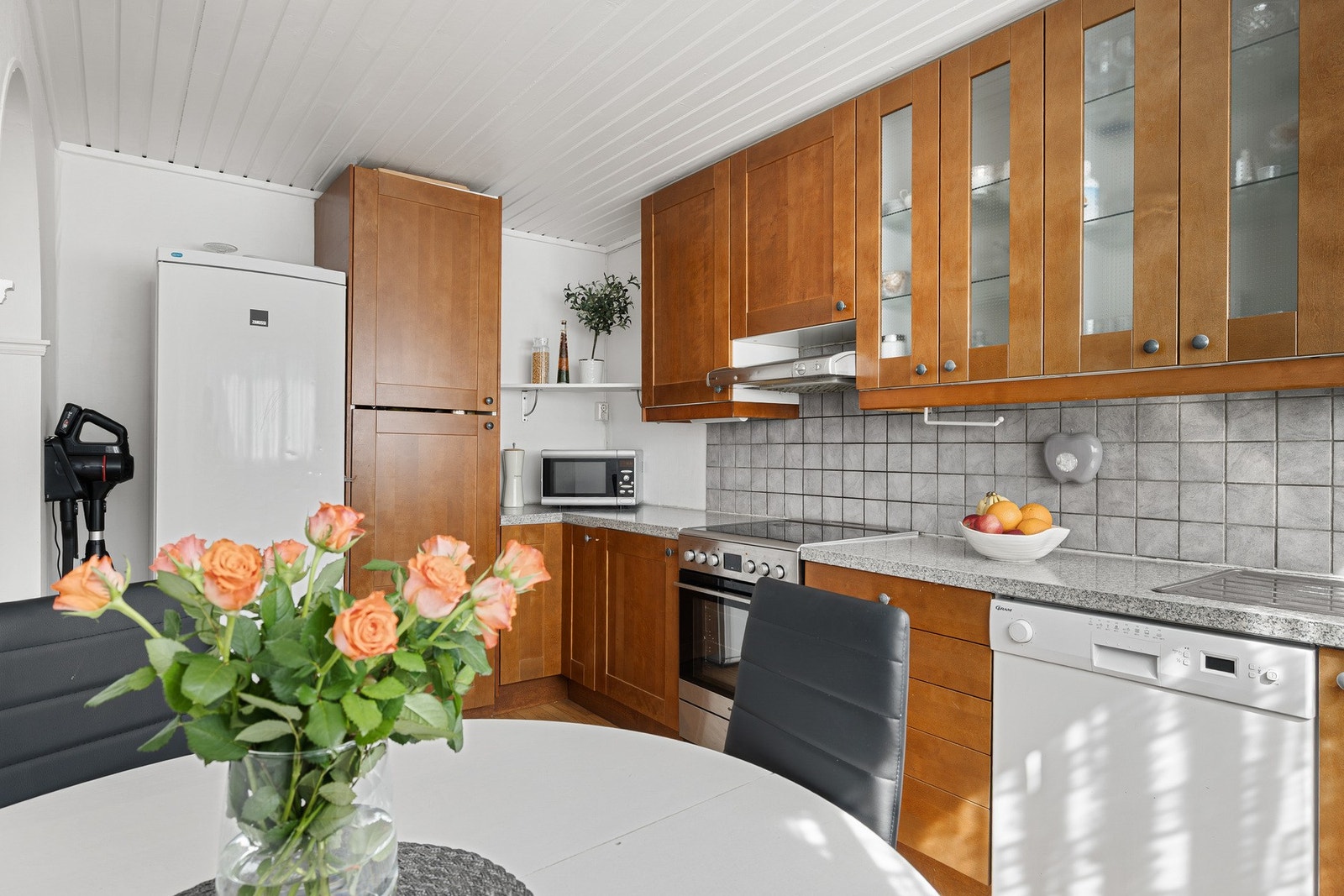 Det er avsatt plass til komfyr, oppvaskmaskin og frittstående kjøleskap. Galleribilde