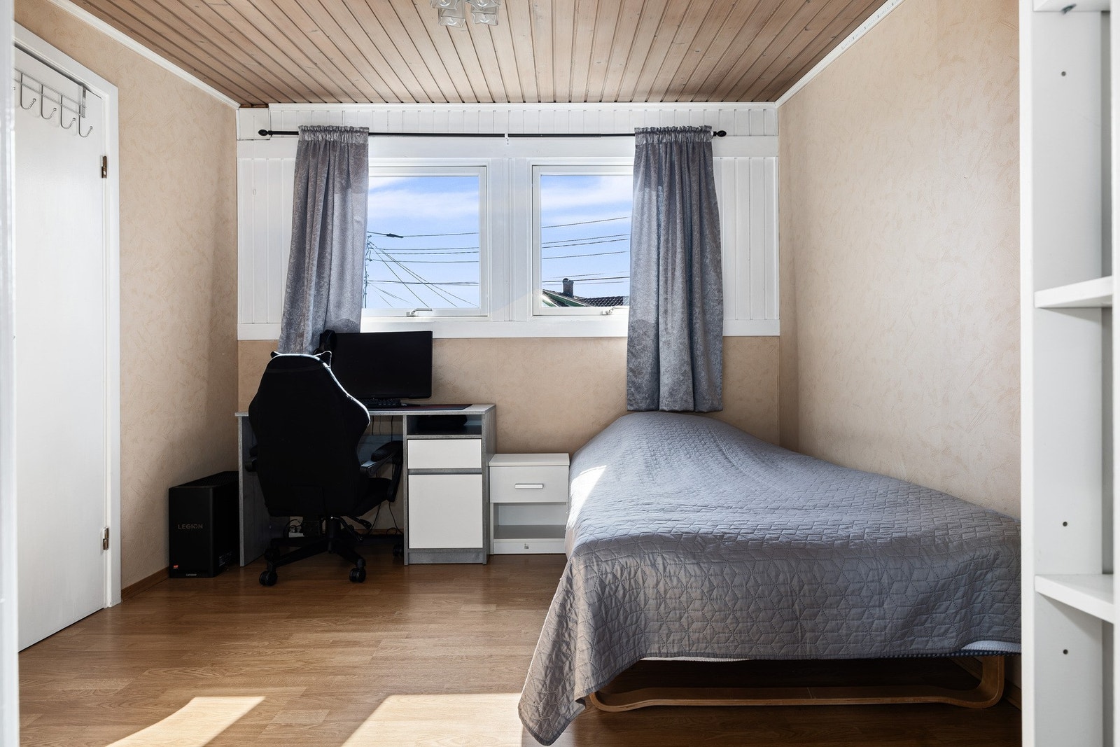 Boligen har tre soverom med gode innredningsmuligheter. Soverom 1 har god oppbevaringsplass med stort innebygget skap og walk-in-løsning. Galleribilde