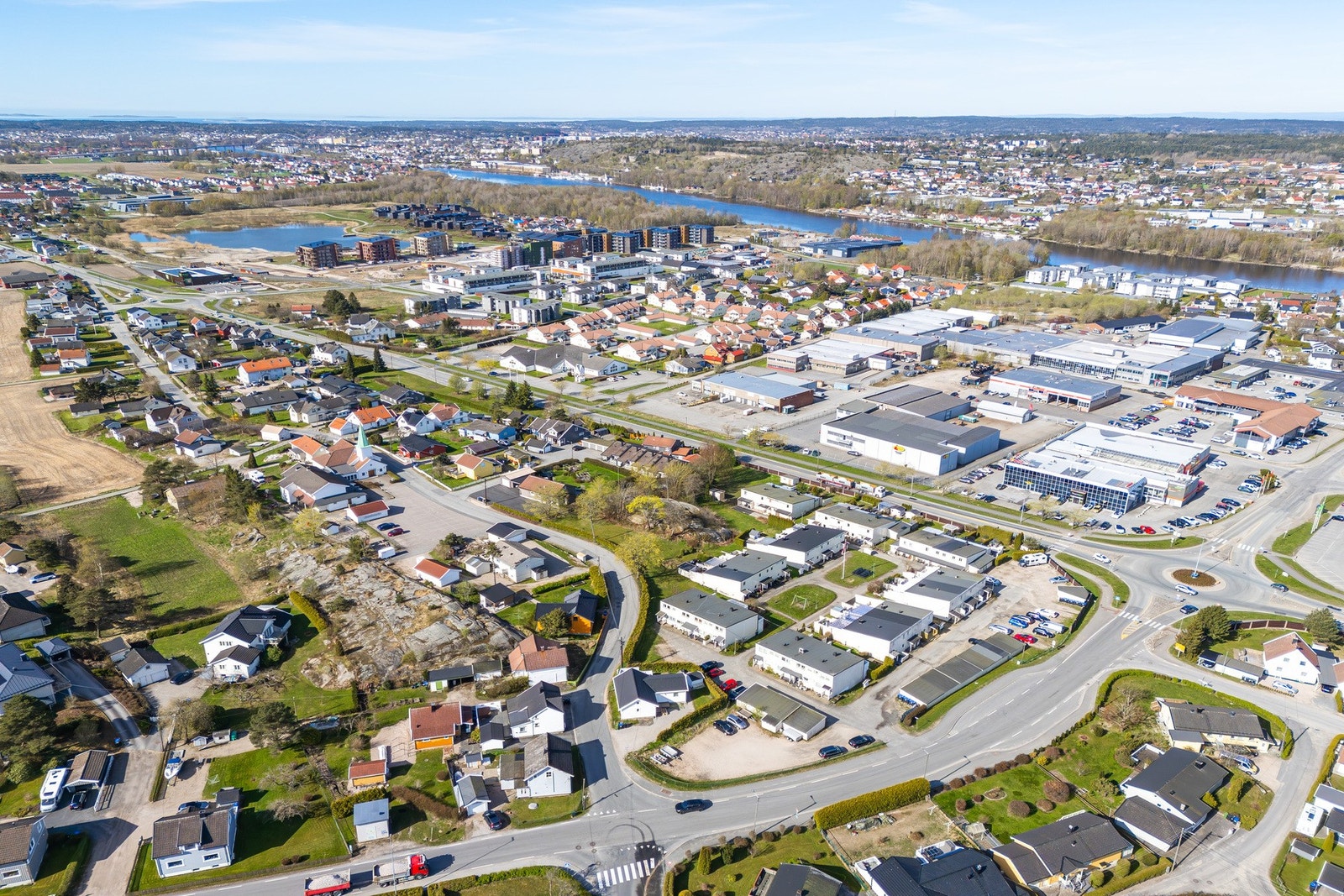 Her finner du både idrettsanlegg, treningssentre og flotte turmuligheter i Østsidenmarka. Glommastien, som strekker seg langs elva, gir gode muligheter for både gå- og sykkelturer i naturskjønne omgivelser. Galleribilde