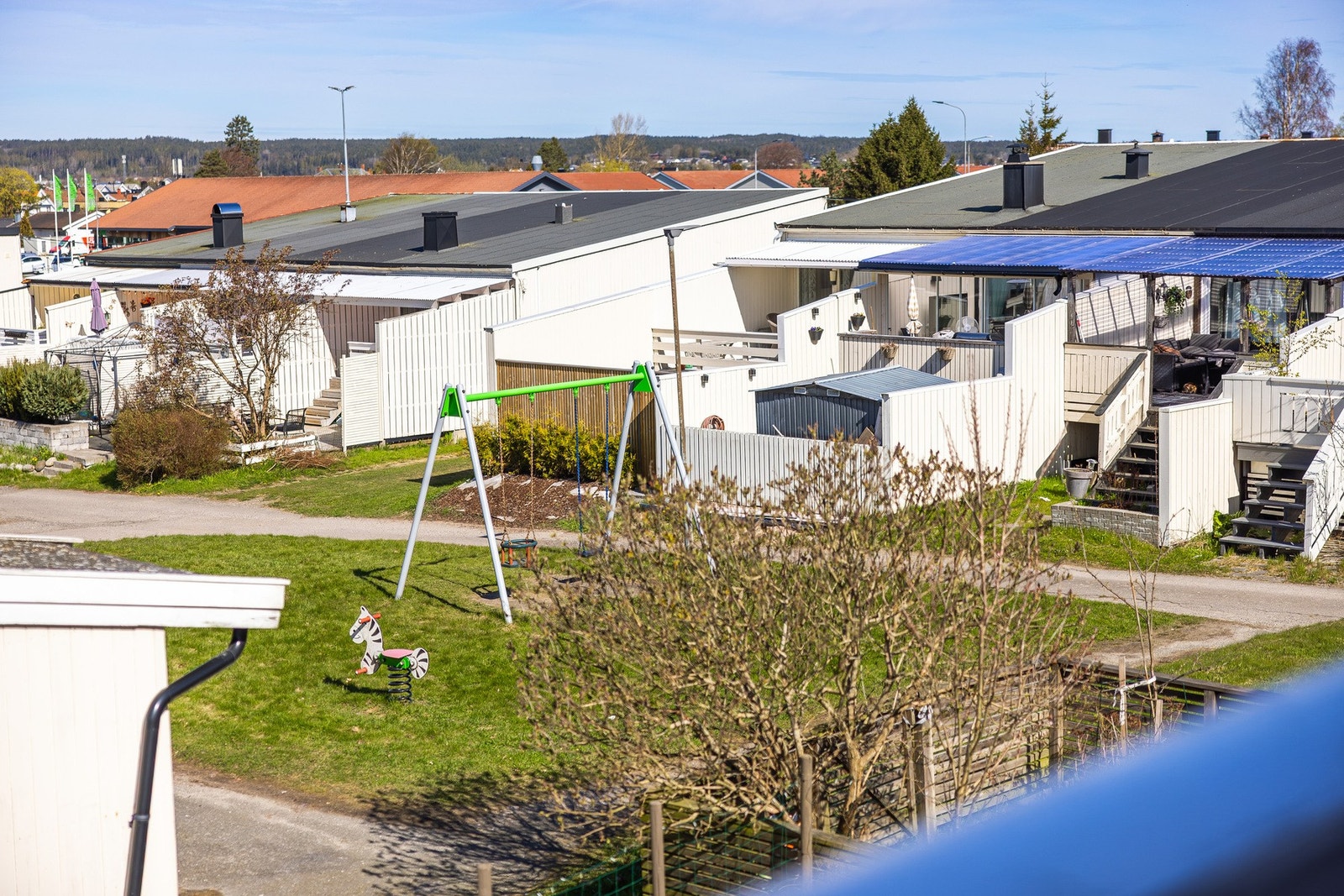 For barnefamilier er det verdt å merke seg at det ligger en lekeplass i umiddelbar nærhet, synlig fra boligen. Galleribilde