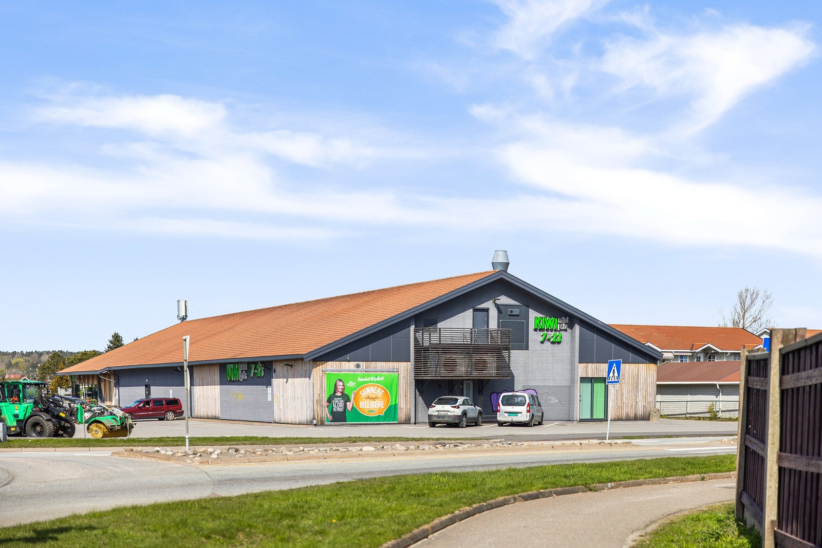 Daglige gjøremål løses enkelt med dagligvarebutikker som Kiwi og Coop Extra i gangavstand fra boligen. Galleribilde