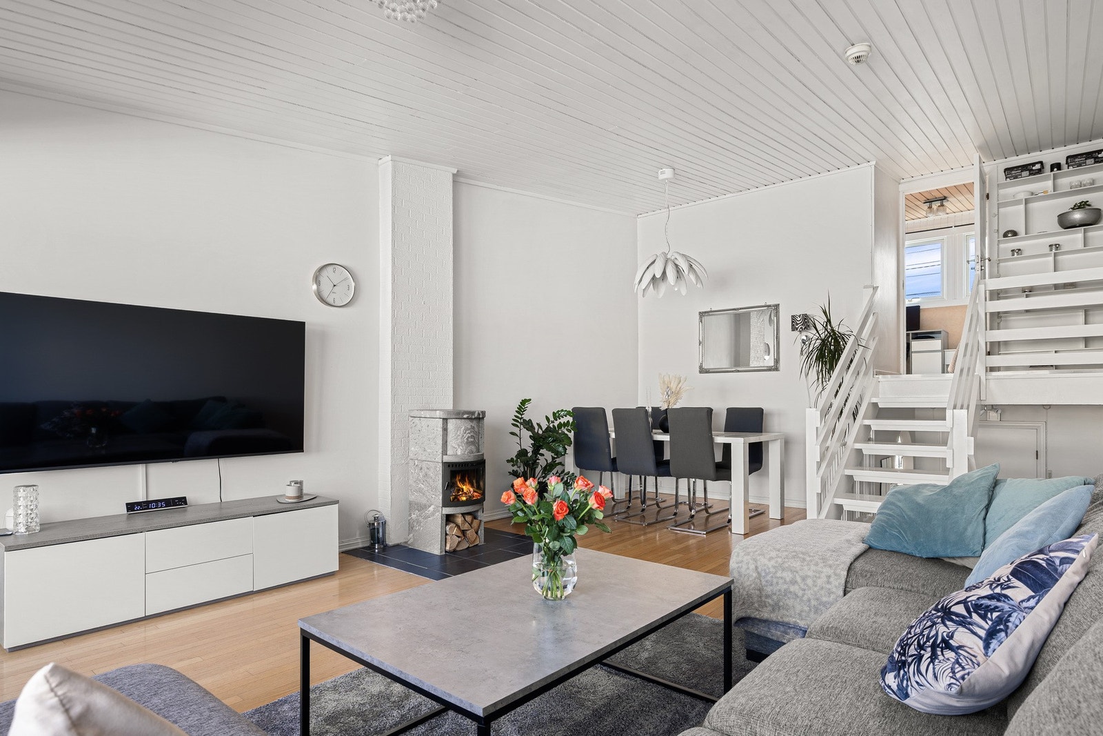 Stuen oppleves som lys og tiltalende, med god plass til både sofagruppe, TV-løsning og spisebord. Galleribilde