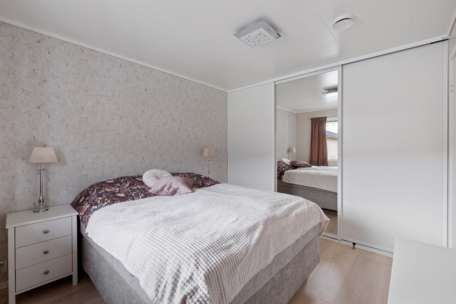 Soverommet har en romslig skyvedørsgarderobe med god oppbevaringsplass. Galleribilde