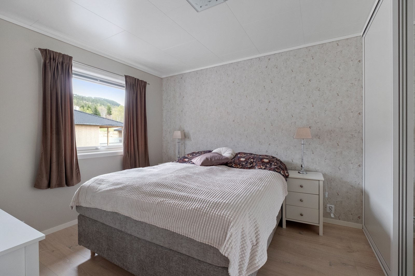 Romslig hovedsoverom. Galleribilde