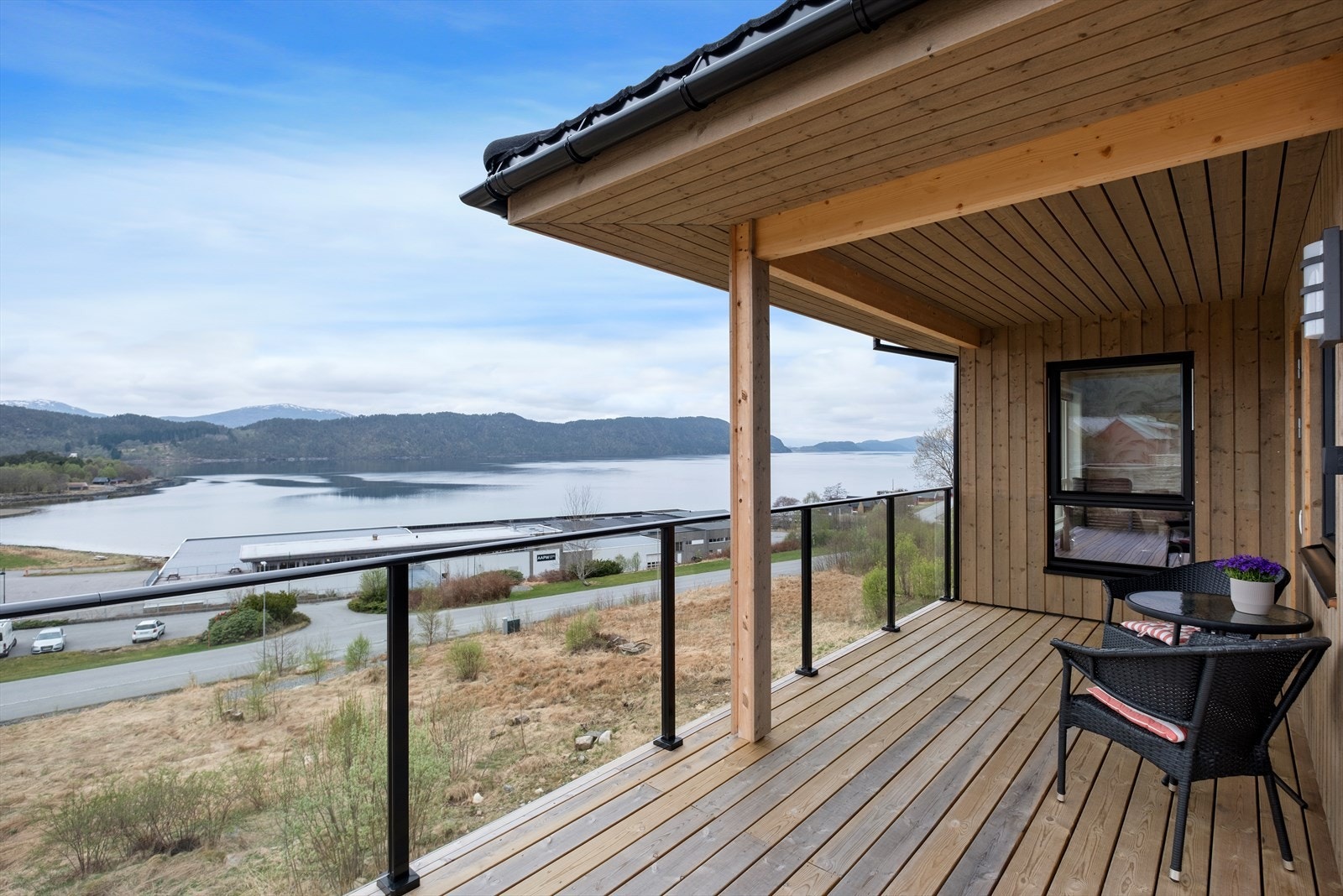 Verandaen har delvis takoverbygg som gir en lun og skjermet uteplass. Galleribilde