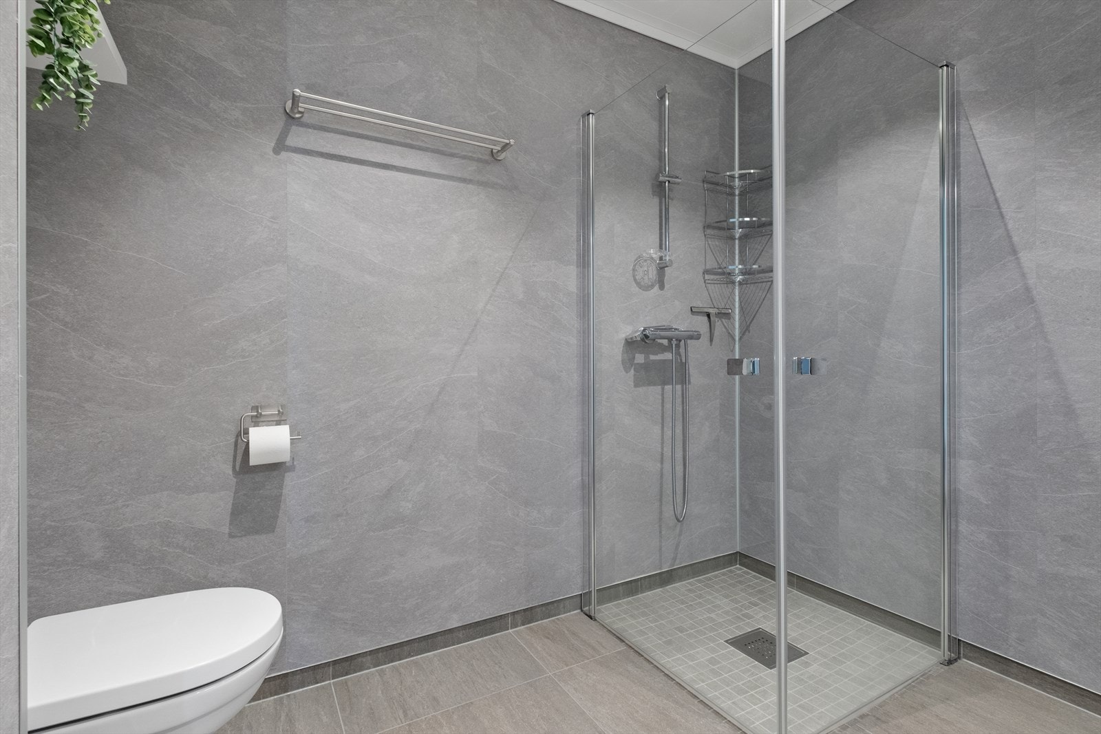 Badet har fliser på gulv og våtromsplater på vegger. Galleribilde