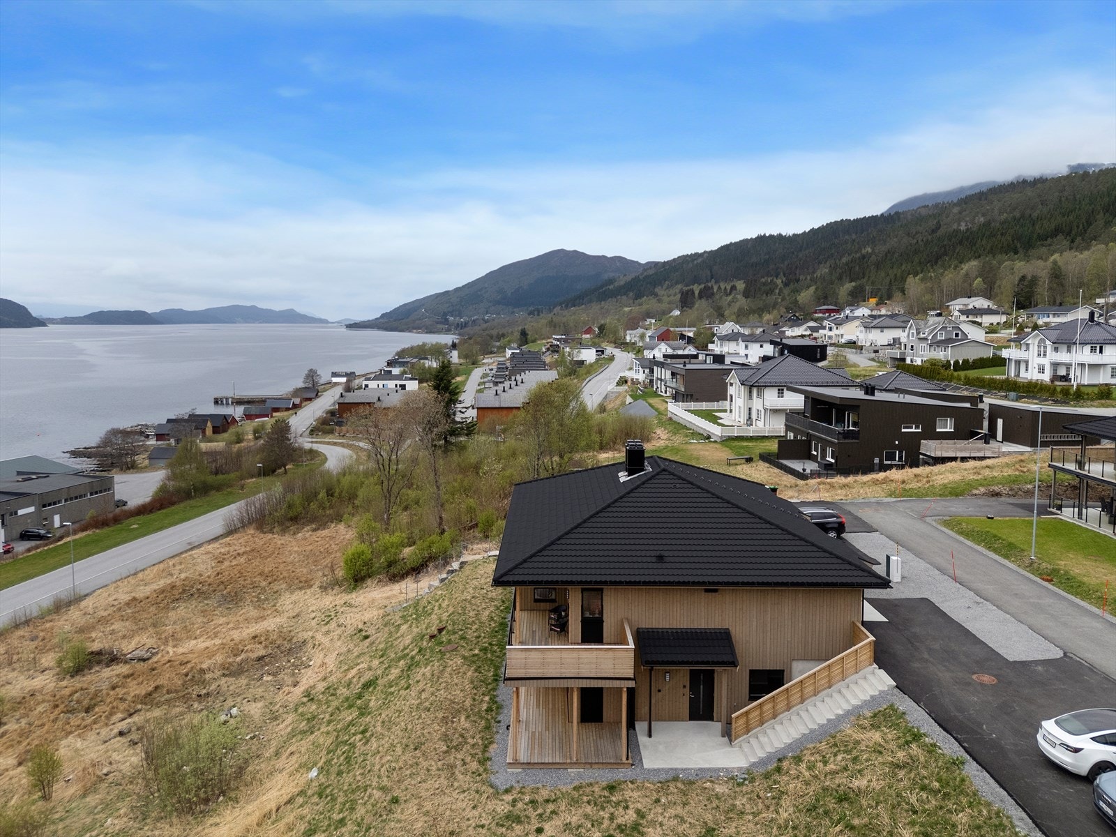 Eiendommen ligger i et rolig og sentralt område i Tennfjord, med kort gangavstand til skole, barnehage, idrettsanlegg og daglige servicetilbud. Galleribilde
