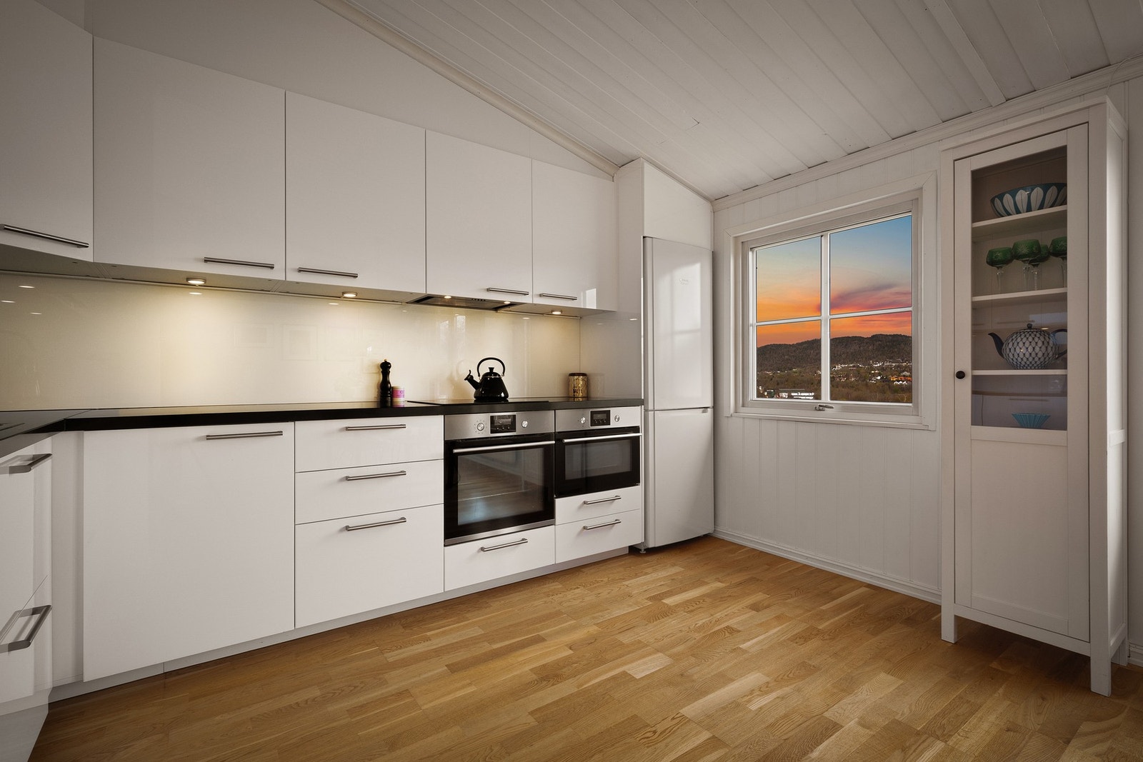 Moderne kjøkkeninnredning fra 2015 med glatte fronter og benkeplate av stein Galleribilde