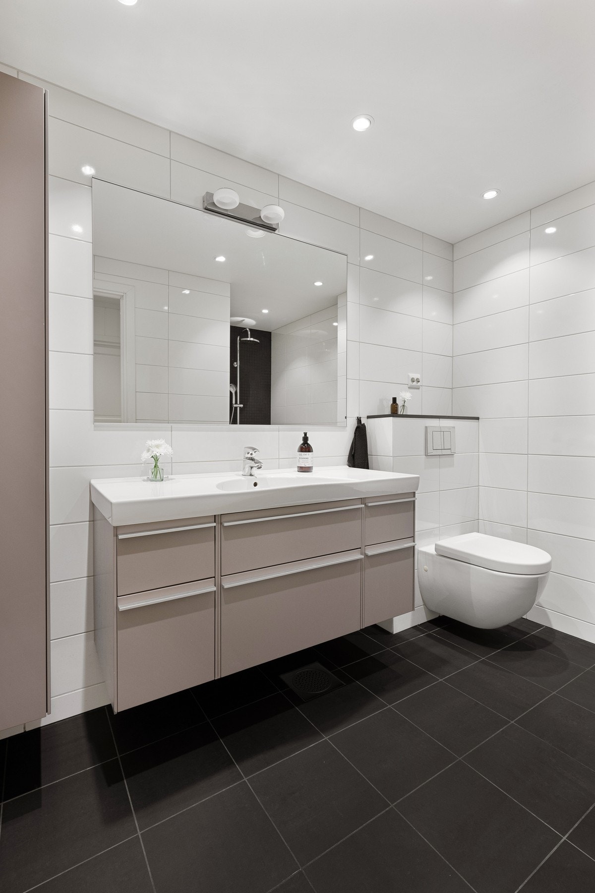 Moderne, helfliset baderom fra 2015 med varme i gulv og downlights i himling Galleribilde