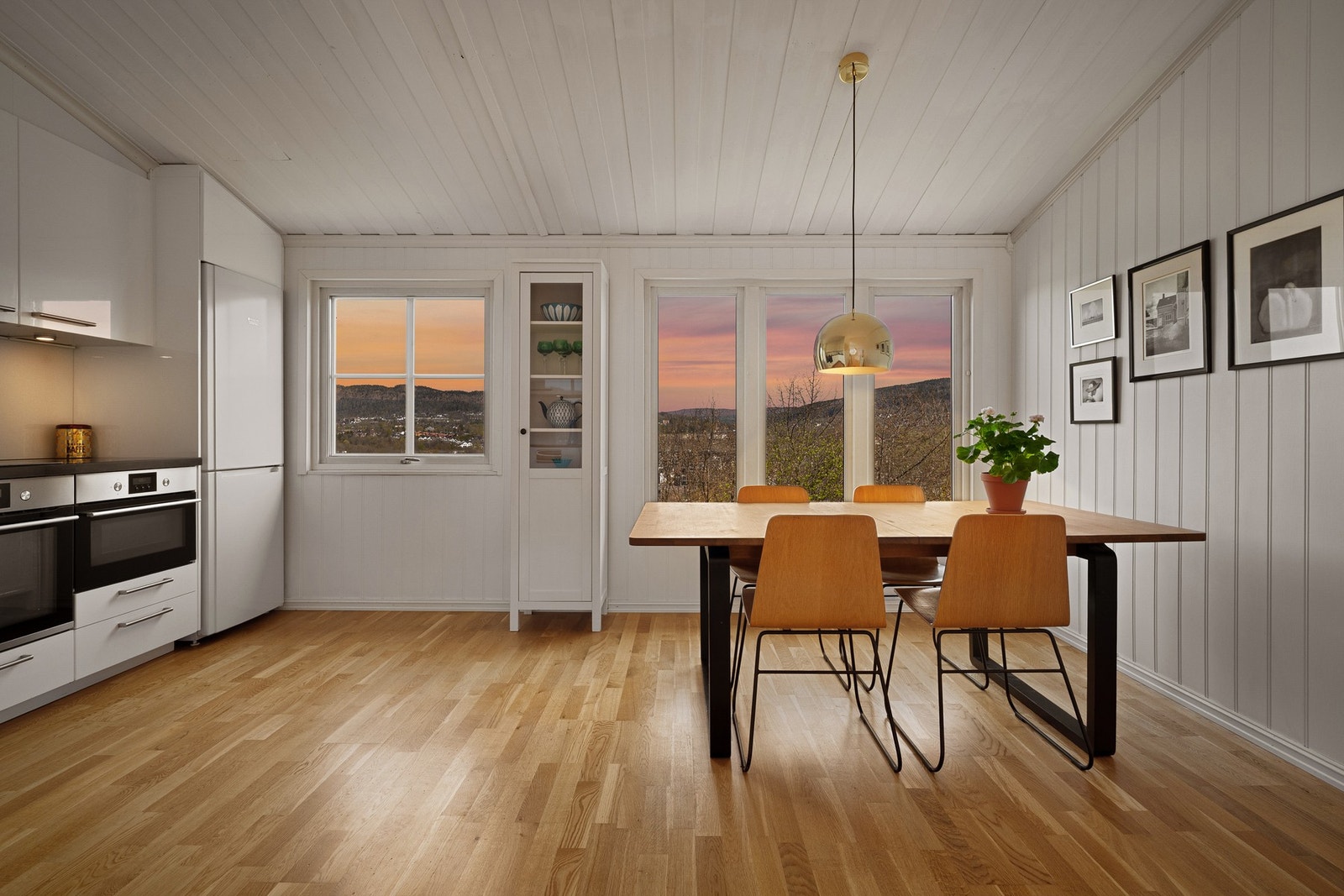 Her er det god plass til en større spisegruppe med god plass til familie og venner Galleribilde