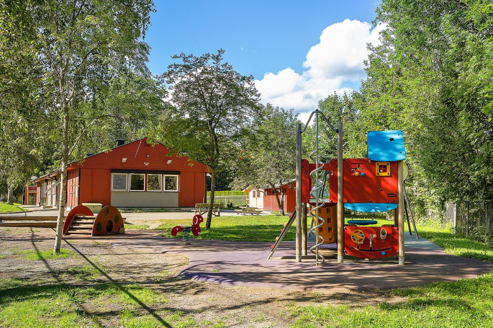 Boligen har ellers kort gangavstand til skoler og barnehager, ca. 5 min til både Kirkerudbakken friluftsbarnehage, Vøyen FUS og Ståvi barnehage Galleribilde