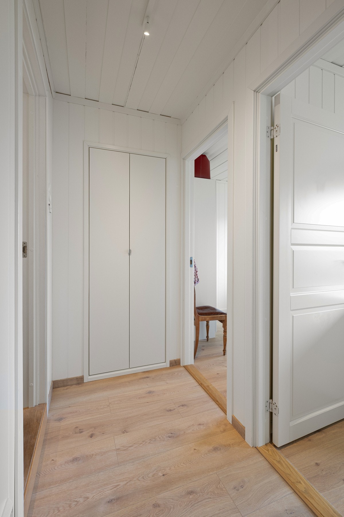 Smarte oppbevaringsmuligheter i soveromsgang Galleribilde