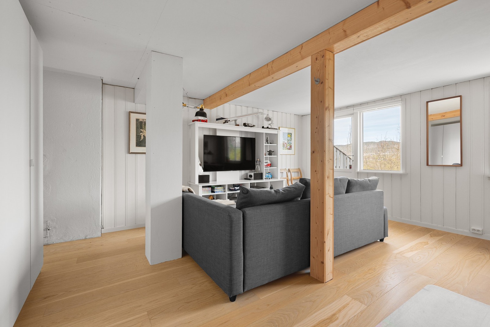 Innred med sovesofa, så har gjester sin egen etasje med bad - eller er etasjen perfekt for ungdommen i hus? Galleribilde