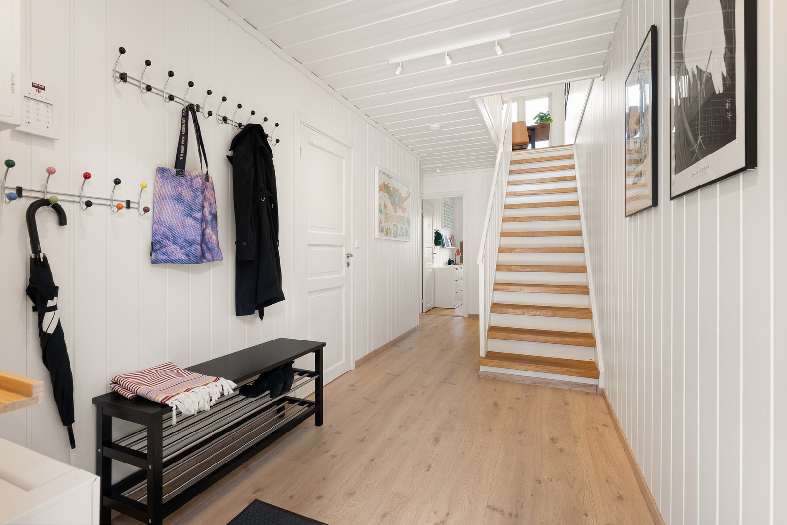 Overflater i boligen består av parkett (2.etg) og laminat (1.etg) på gulv, malt panel på vegger og panelbord i himling Galleribilde