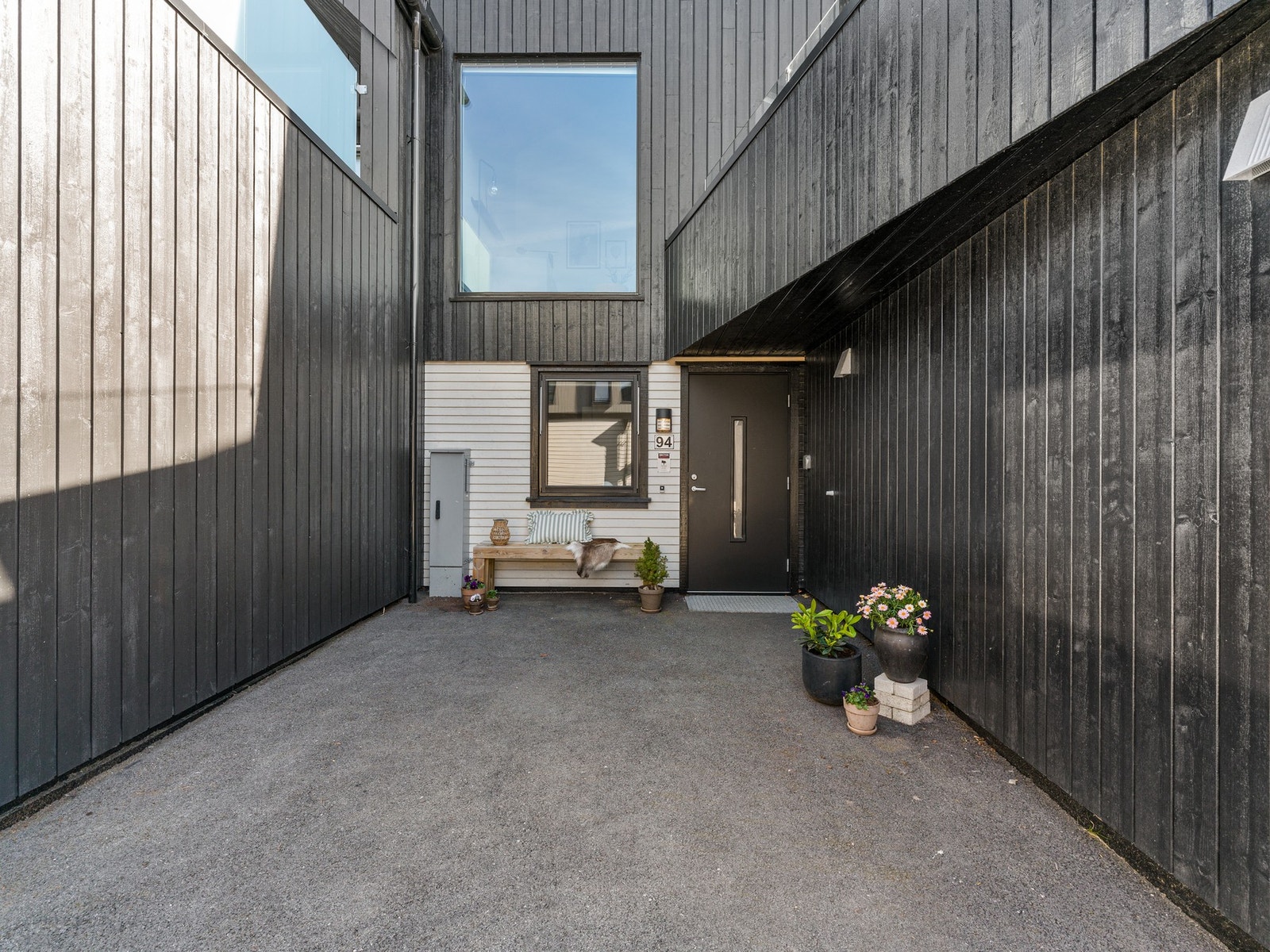 Inngangspartiet har plass til et koselig kafesett som en hyggelig velkomst til boligen. Galleribilde